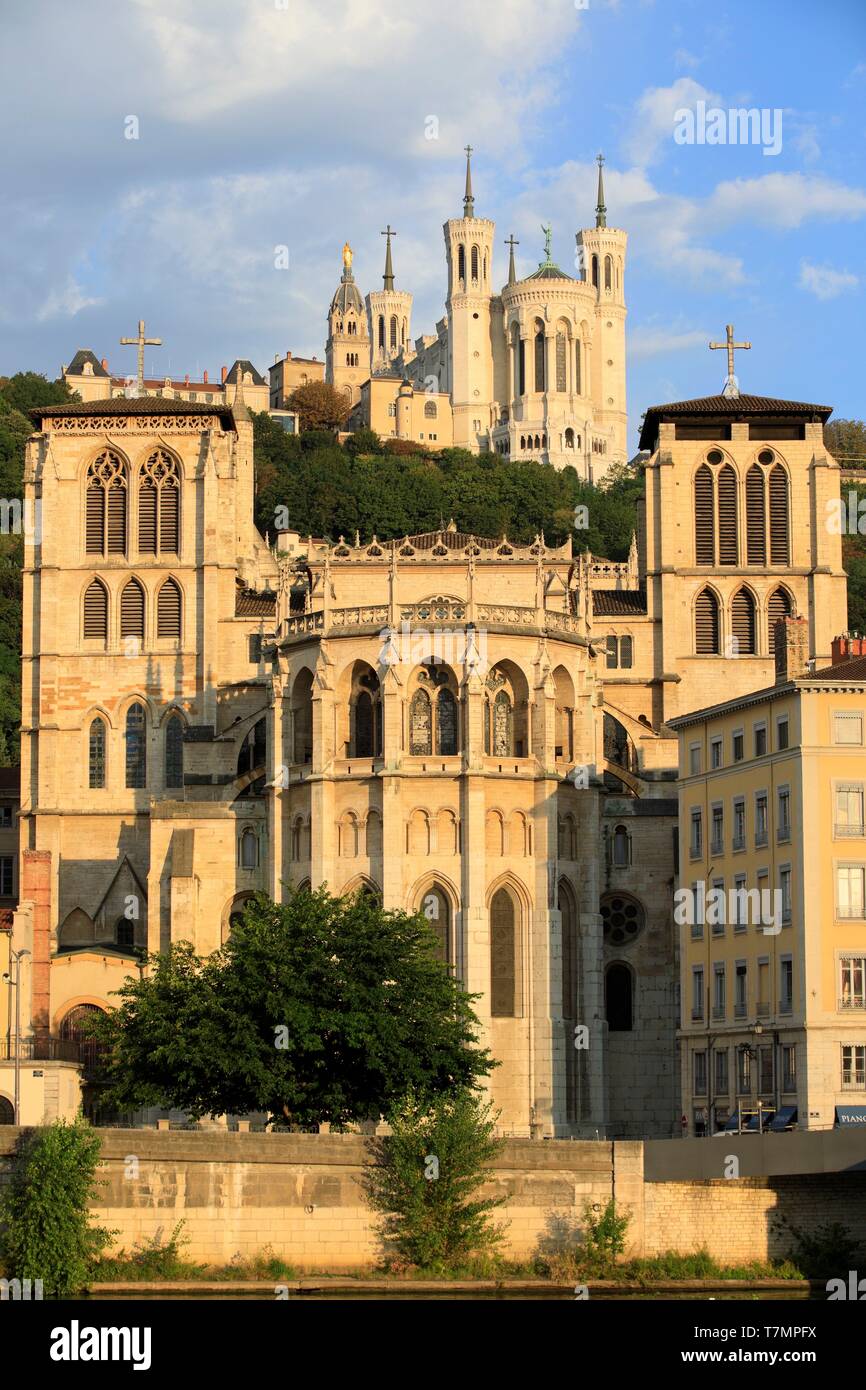 Francia, Rhone, Lione, 5° distretto, il vecchio quartiere di Lione, storico sito elencato come patrimonio mondiale dall' UNESCO, quai Romain Rolland sulla Saone, la Cattedrale di San Giovanni Battista (XII secolo), classificato come monumento storico e la Basilica di Notre Dame de Fourvière (XIX), classificato come monumento storico, in background Foto Stock