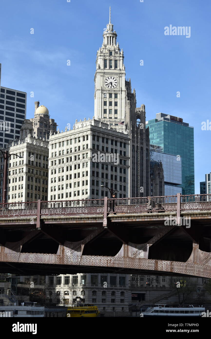 Chicago iconici Wrigley Building lungo il fiume Chicago nel vicino al lato nord di fronte il Chicago Tribune Building sul Magnificent Mile, il Foto Stock