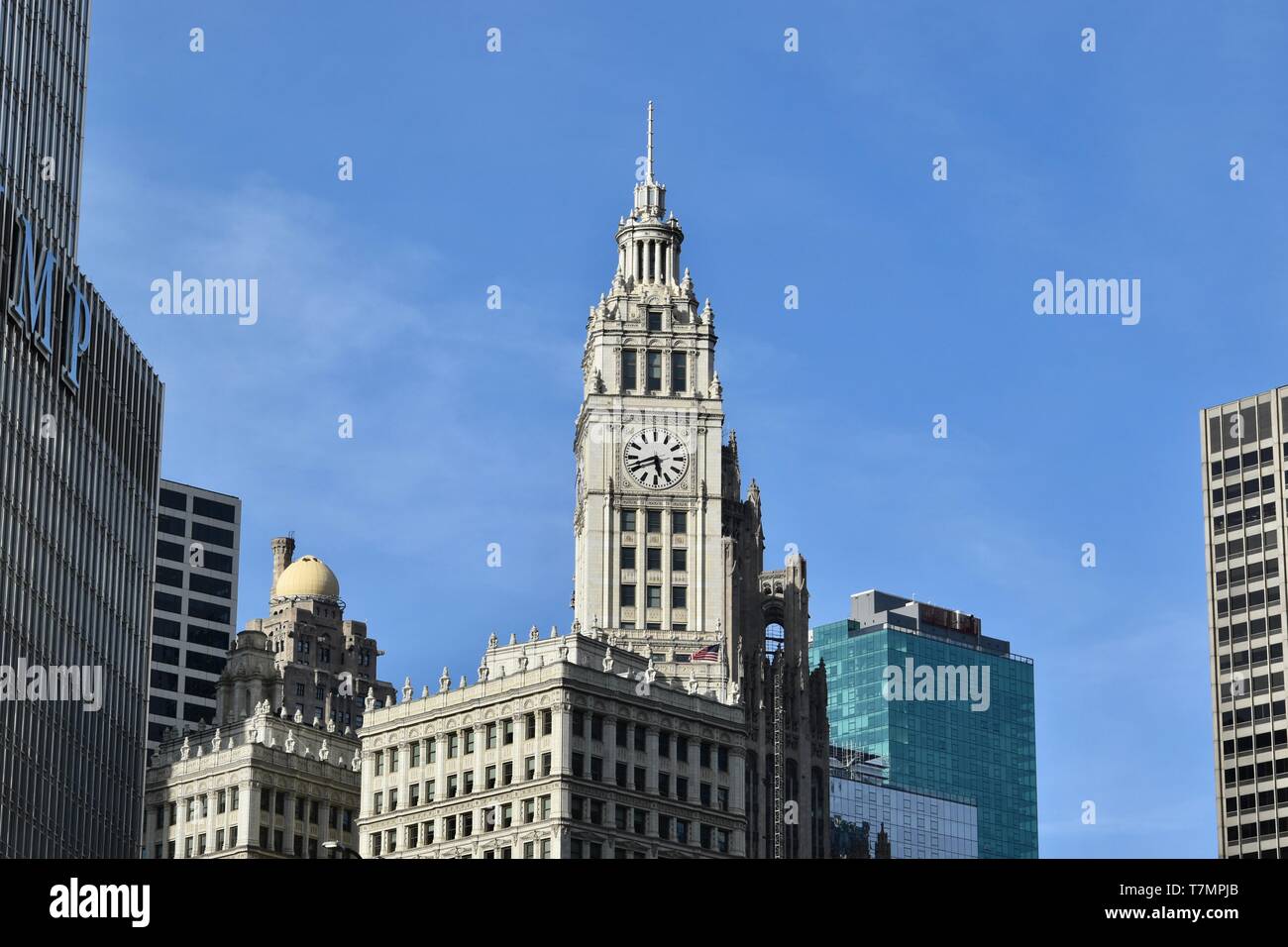 Chicago iconici Wrigley Building lungo il fiume Chicago nel vicino al lato nord di fronte il Chicago Tribune Building sul Magnificent Mile, il Foto Stock