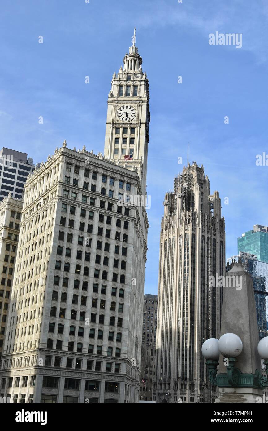 Chicago iconici Wrigley Building lungo il fiume Chicago nel vicino al lato nord di fronte il Chicago Tribune Building sul Magnificent Mile, il Foto Stock