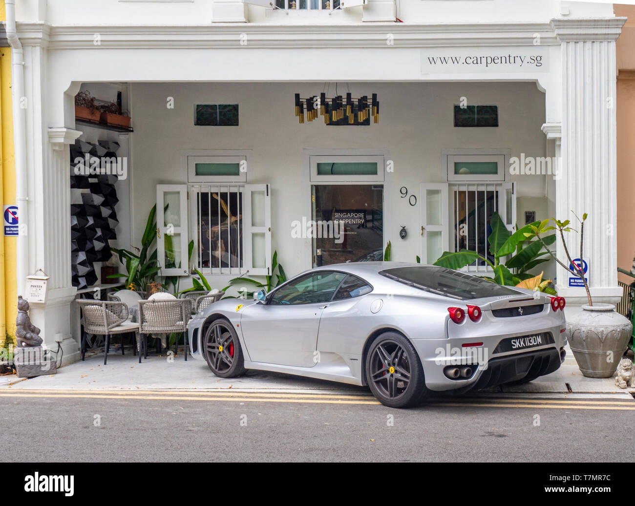 Argento Ferrari parcheggiata di fronte ad una bottega di Singapore. Foto Stock