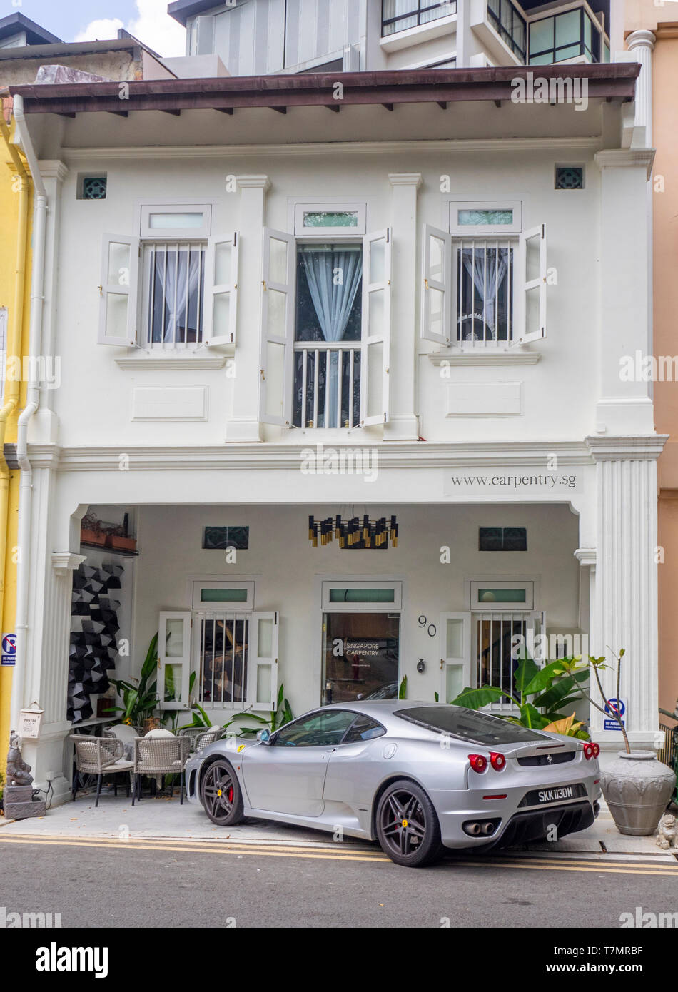 Argento Ferrari parcheggiata di fronte ad una bottega di Singapore. Foto Stock