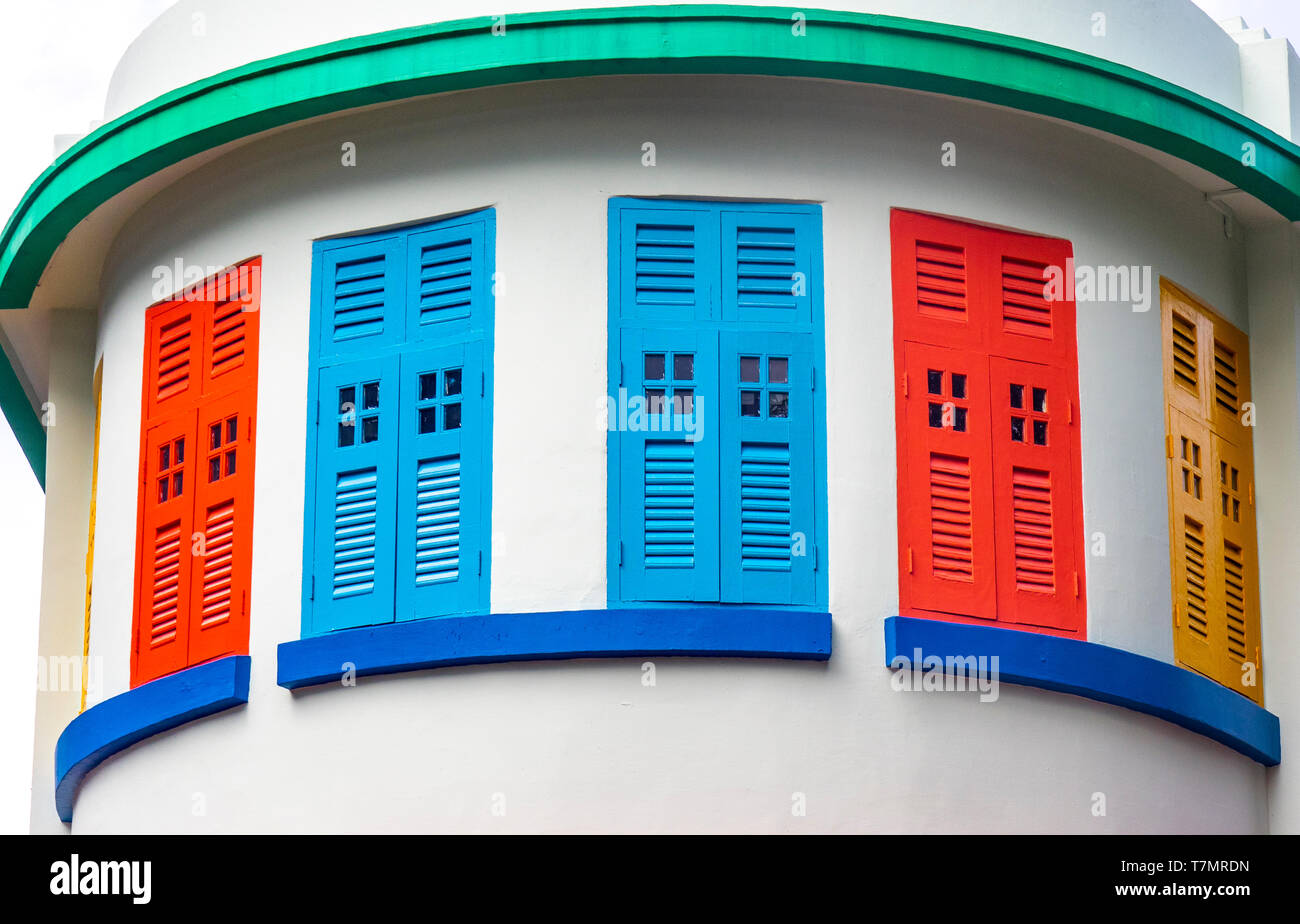 Vivacemente colorato di persiane alle finestre di Selegie Arts Center di Bras Basah Singapore. Foto Stock