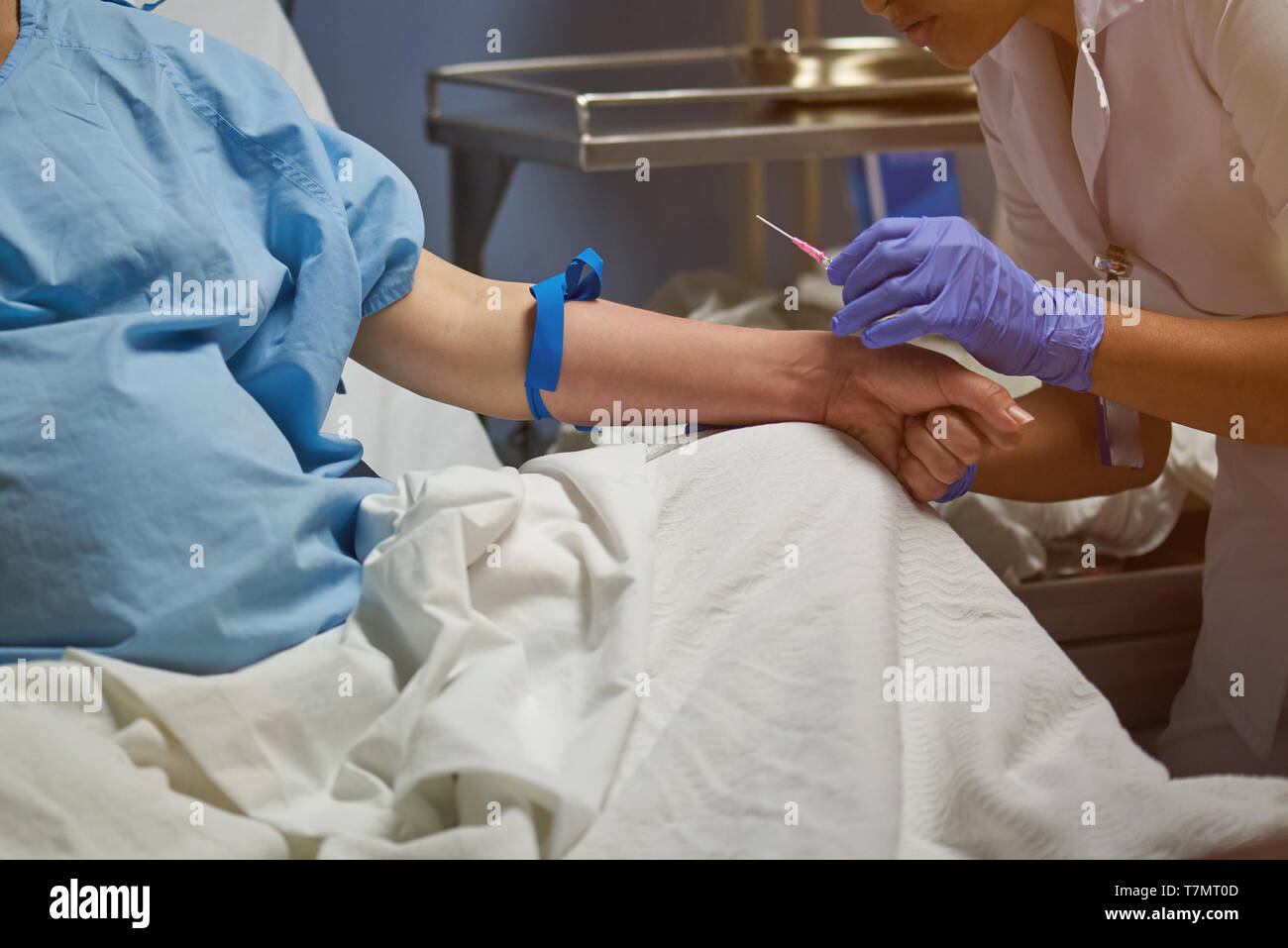 Le cure mediche del tema. L'infermiera rendendo il procedimento di trattamento Foto Stock