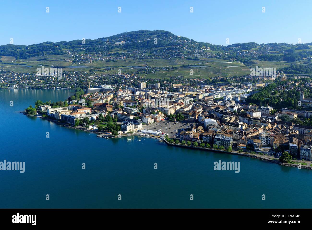 La Svizzera, nel Cantone di Vaud, sul Lago di Ginevra, nel distretto di La Riviera Pays d'Enhaut, Vevey (vista aerea) Foto Stock