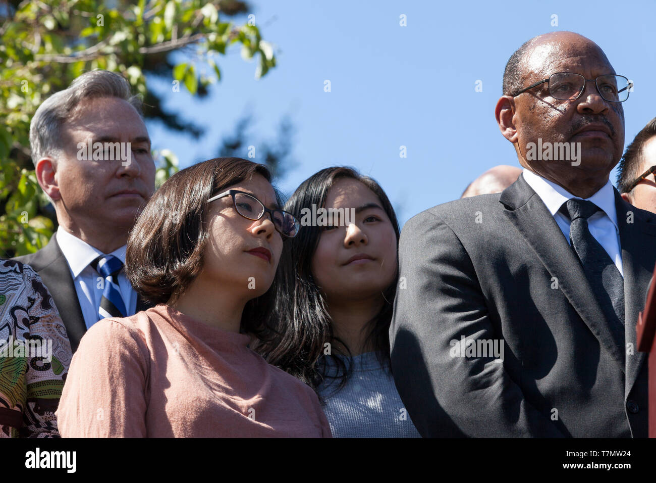 Seattle, Washington: Sostenitori guarda il governatore e 2020 candidato presidenziale Jay Inslee parlare ad una celebrazione dello Stato di Washington pulito energia futuro dove egli dovrà firmare la nazione più forte energia pulita bill. A sinistra è la King County Executive Dow Costantino e il diritto è Andrew Lofton, Direttore Esecutivo del Seattle Autorità di alloggiamento. La legislazione introdotta dal governatore nel dicembre include un 100% energia pulita bill, un primo-nel-nazione pulire la politica immobiliare, una riduzione delle emissioni di gas a effetto serra, e incentivi per elettrificare il trasporto. Inslee ha cente Foto Stock