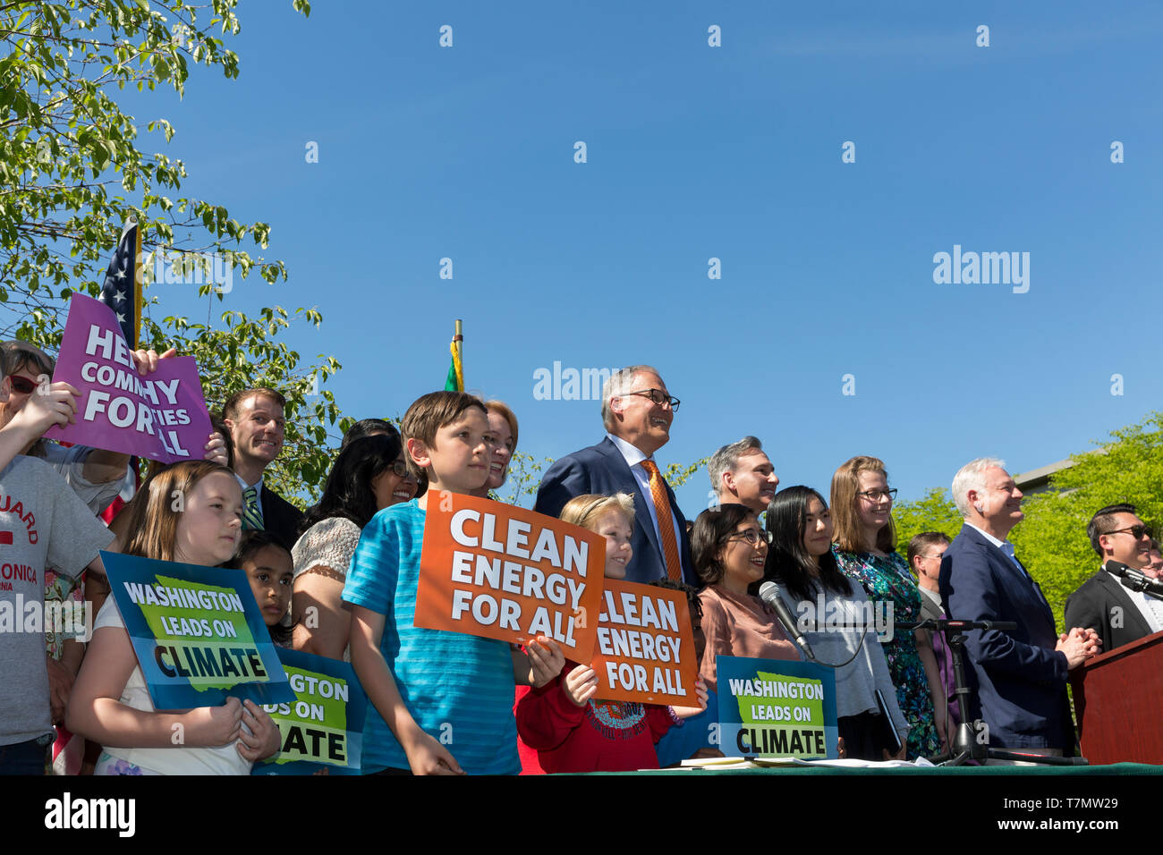 Seattle, Washington: Governatore e 2020 candidato presidenziale Jay Inslee pone con i sostenitori e stato e legislatori locali dopo la firma della nazione più forte energia pulita bill al quartiere in casa di Ranieri Vista quartiere. La legislazione introdotta dal governatore nel dicembre include un 100% energia pulita bill, un primo-nel-nazione pulire la politica immobiliare, una riduzione delle emissioni di gas a effetto serra, e incentivi per elettrificare il trasporto. Inslee ha centrato la sua campagna presidenziale circa i cambiamenti climatici e le questioni ambientali. La manifestazione si è tenuta in Rainier Vis Foto Stock