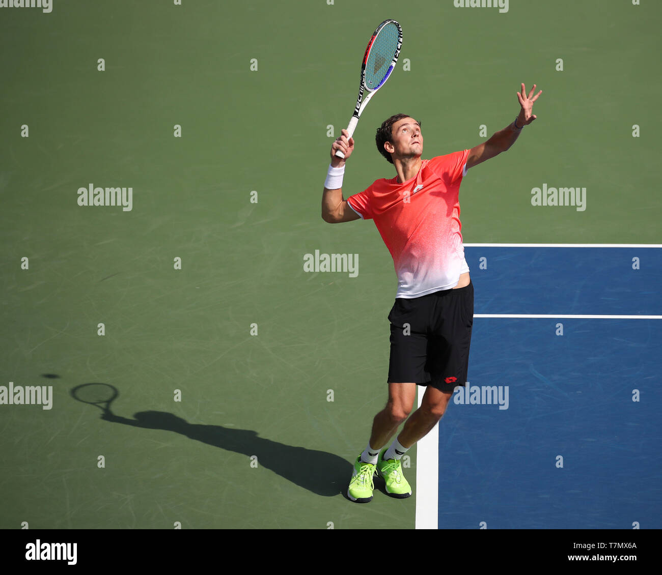 Federazione Tennis player Daniil Medvedev che serve durante il Dubai Tennis Championships 2019, Dubai, Emirati Arabi Uniti Foto Stock