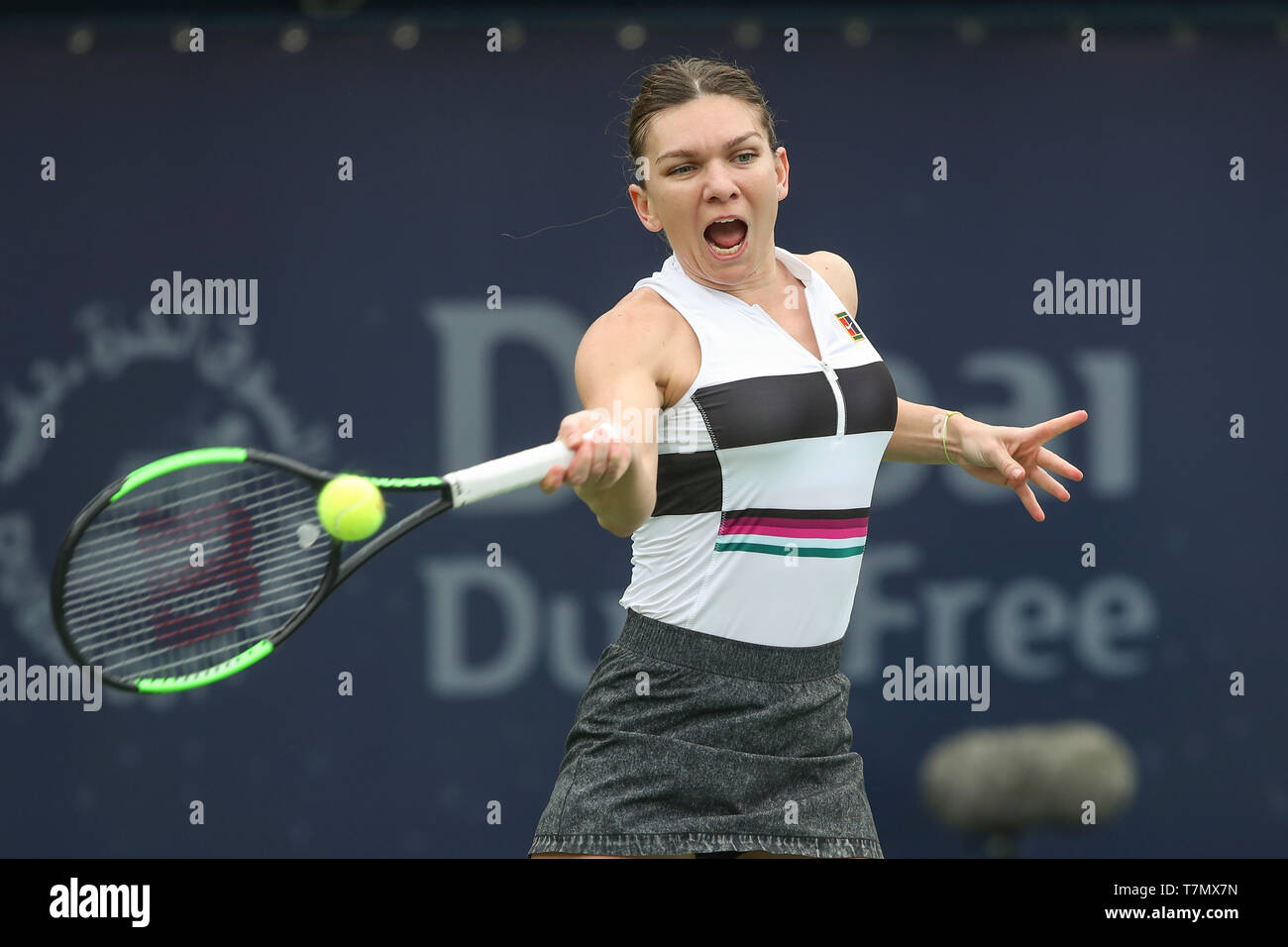 Il rumeno tennista Simona Halep giocando diretti shot in Dubai Tennis Championships 2019, Dubai, Emirati Arabi Uniti Foto Stock