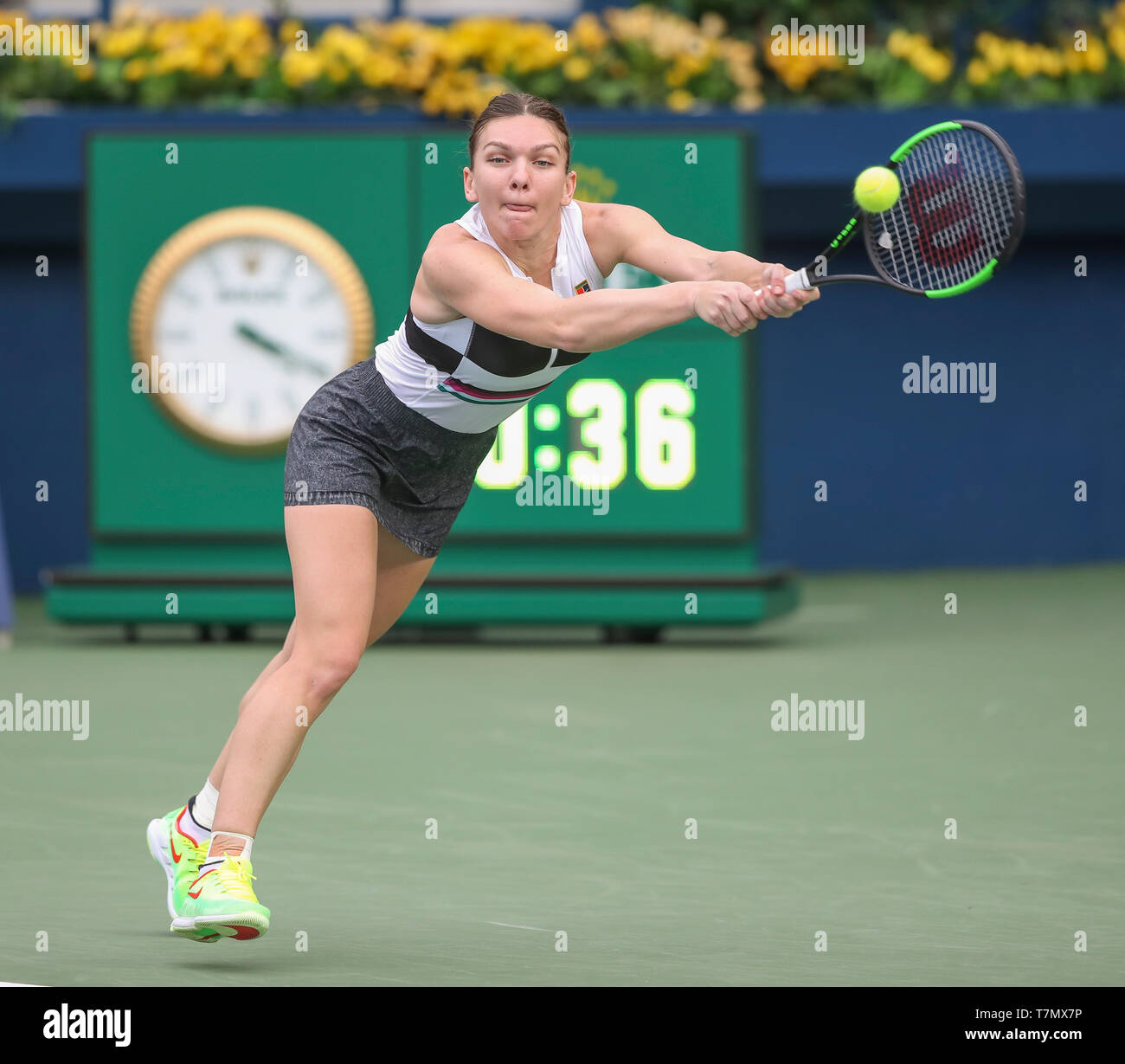 Il rumeno tennista Simona Halep giocando scritto shot in Dubai Tennis Championships 2019, Dubai, Emirati Arabi Uniti Foto Stock