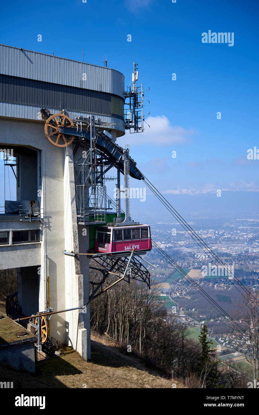Monnetier-Mornex, Francia - 28 Marzo 2019: Verticale medium shot sul cavo auto della cabina in Salève mountain nei pressi di Ginevra presso il francese-confine svizzero. Foto Stock