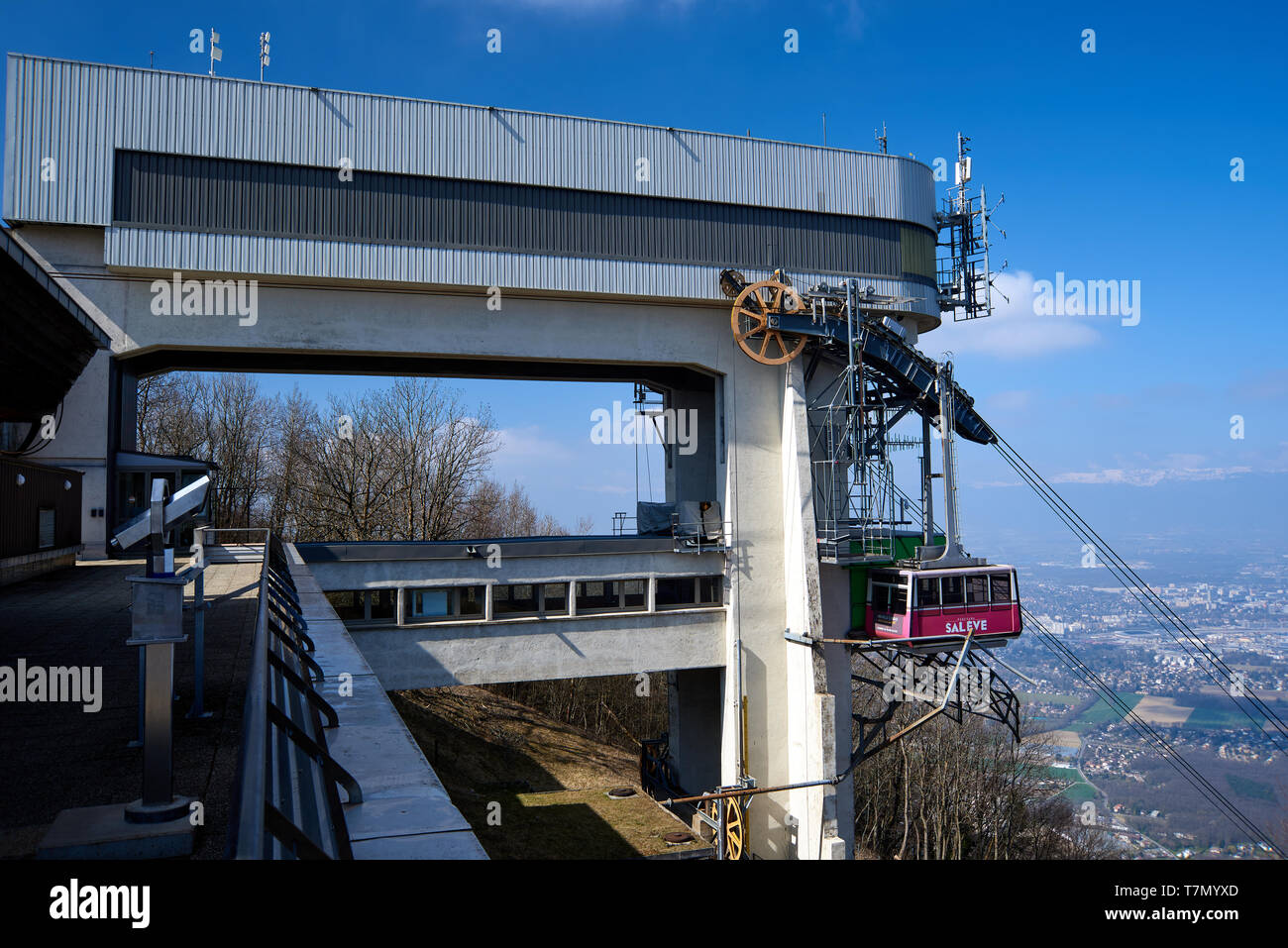 Monnetier-Mornex, Francia - 28 Marzo 2019: Medium Shot sul cavo auto della stazione a monte Salève nei pressi di Ginevra presso il francese-confine svizzero. Foto Stock