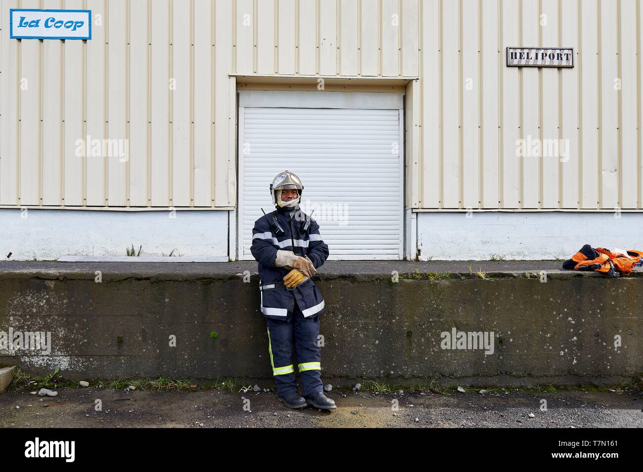 Francia, Terre australi e antartiche francesi, isole Crozet, Ile de la possesso (possesso Island), la stazione permanente di Alfred Faure, durante le rotazioni di elicottero di una persona della stazione diventa un vigile del fuoco per la sicurezza Foto Stock