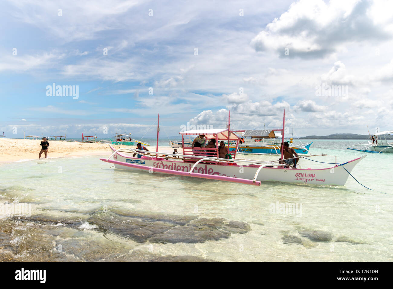 Apr 27, 2019 la barca in attesa per i turisti a Guyam isola, Siargao , Filippine Foto Stock