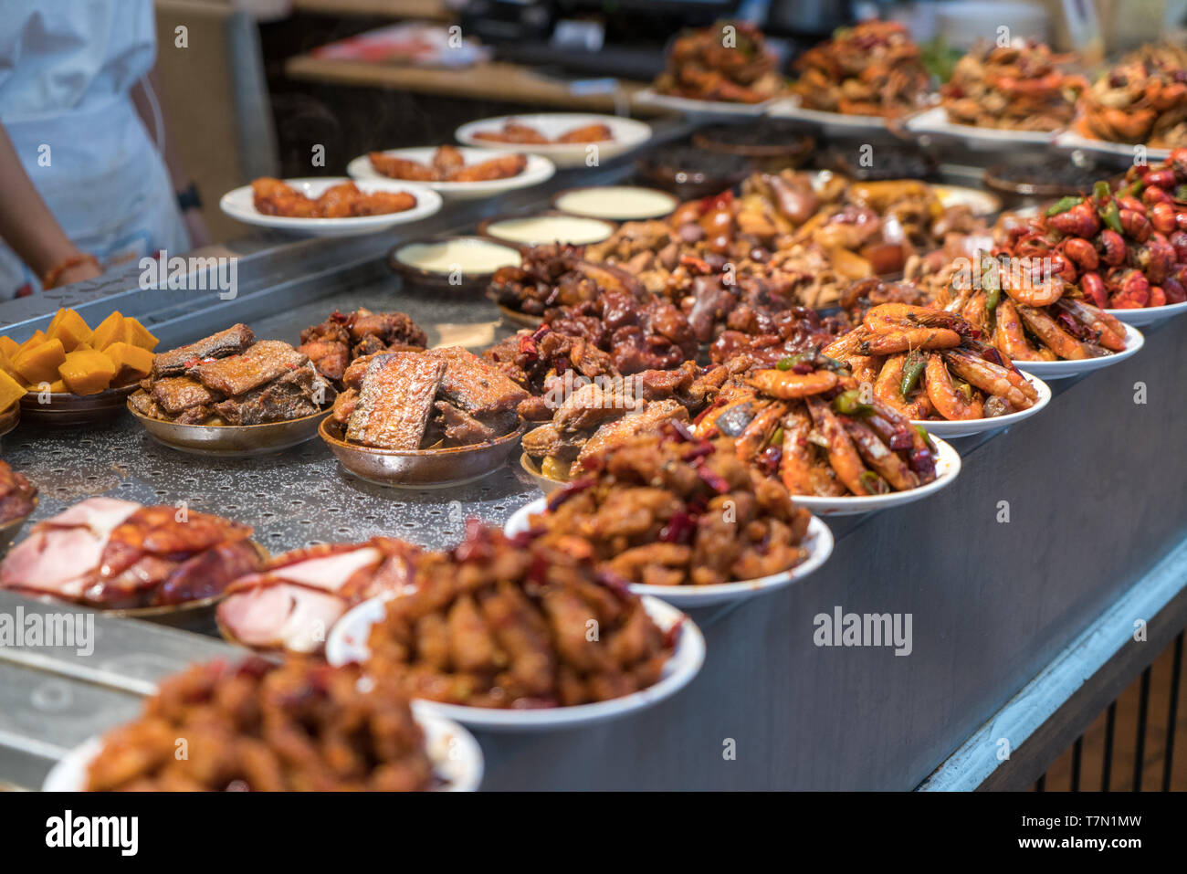 Selezione di granchi fritti e altri alimenti fritti su un tavolo Foto Stock