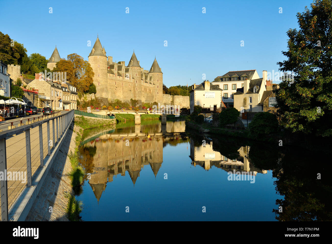 Francia, Morbihan, fermata sulla via di San Giacomo, Josselin, borgo medievale, Josselin castello in fiamme in stile gotico sul fiume Oust banche Foto Stock