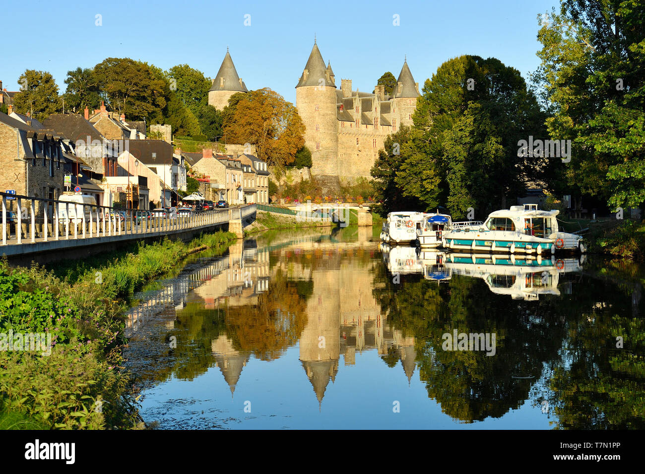 Francia, Morbihan, fermata sulla via di San Giacomo, Josselin, borgo medievale, Josselin castello in fiamme in stile gotico sul fiume Oust banche Foto Stock