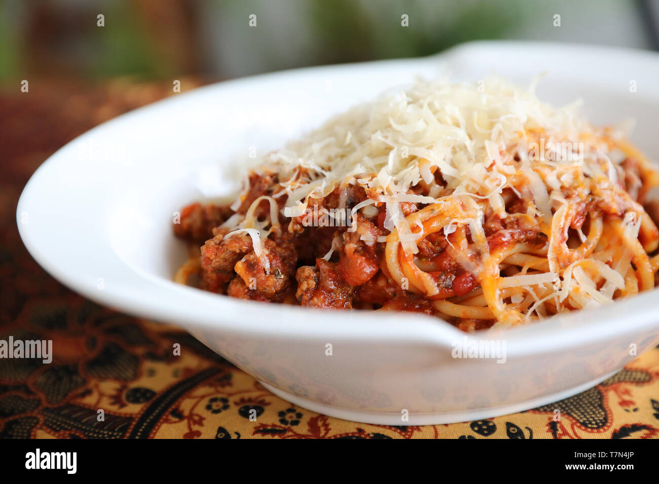 Spaghetti alla bolognese , Spaghetti con sugo di pomodoro top con formaggio , il Cibo Italiano Foto Stock