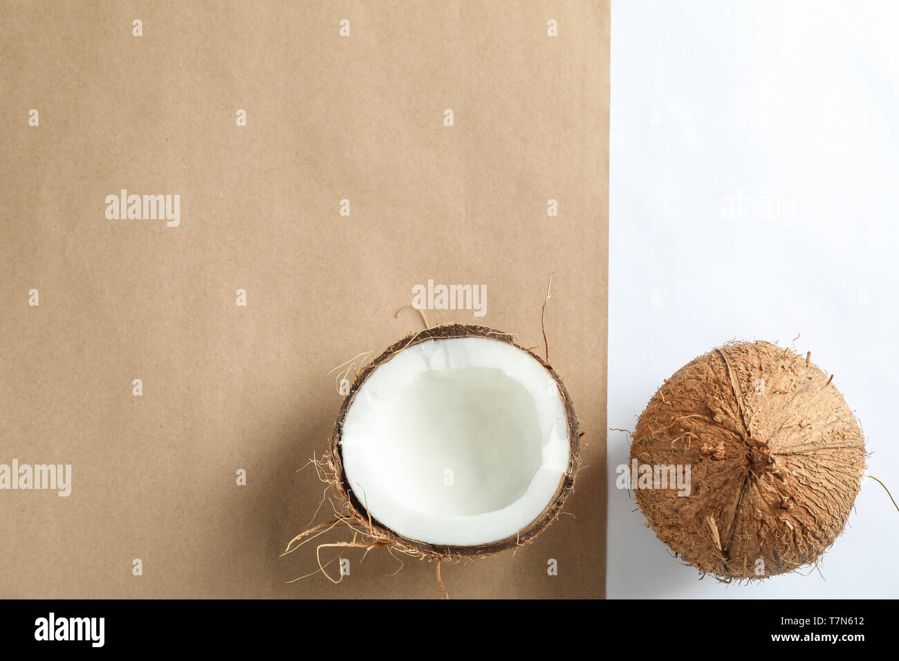 Noci di cocco tropicale su due tonalità di sfondo, spazio per il testo Foto Stock