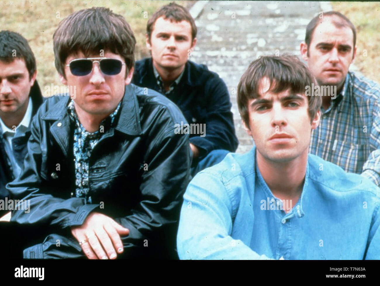OASIS foto promozionale del Regno Unito del gruppo rock circa 1996 con Liam anteriore sinistro con Noel Gallagher Foto Stock