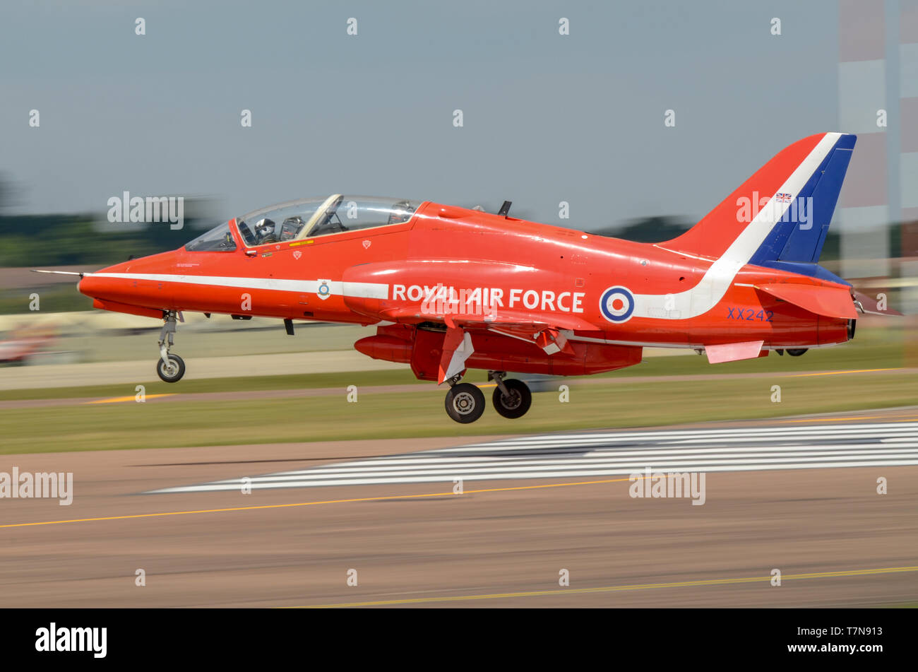 Royal Air Force, RAF Red Arrows BAe Hawk T1 aereo da reazione atterrante al Royal International Air Tattoo, Gloucestershire, Regno Unito. Sui tasti del piano Foto Stock