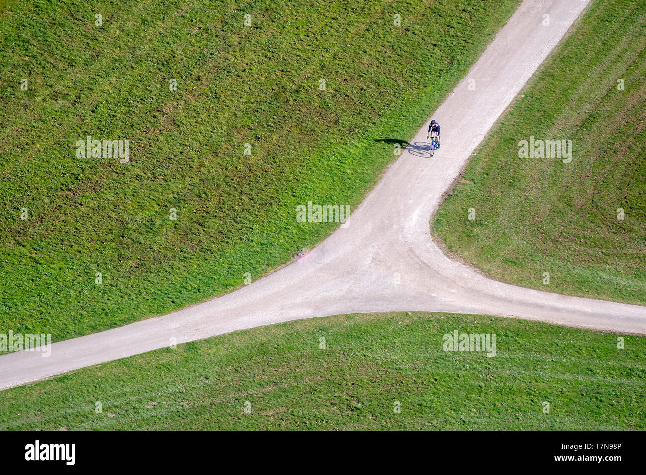 Biker su una strada appena prima di un incrocio. Austria Foto Stock