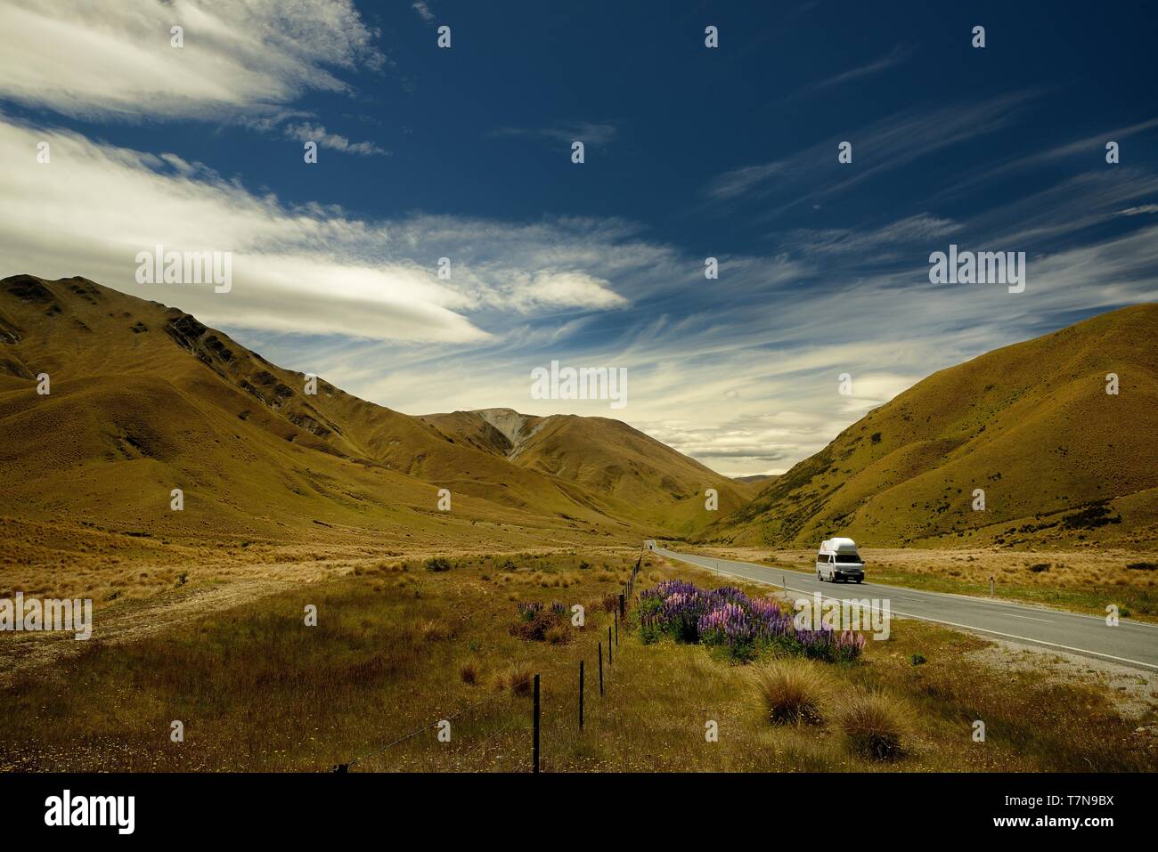 Il paesaggio della Nuova Zelanda - Isola del Sud - Paesaggio vicino a sud delle Alpi - strada tra le montagne e il cielo blu con nuvole. Foto Stock