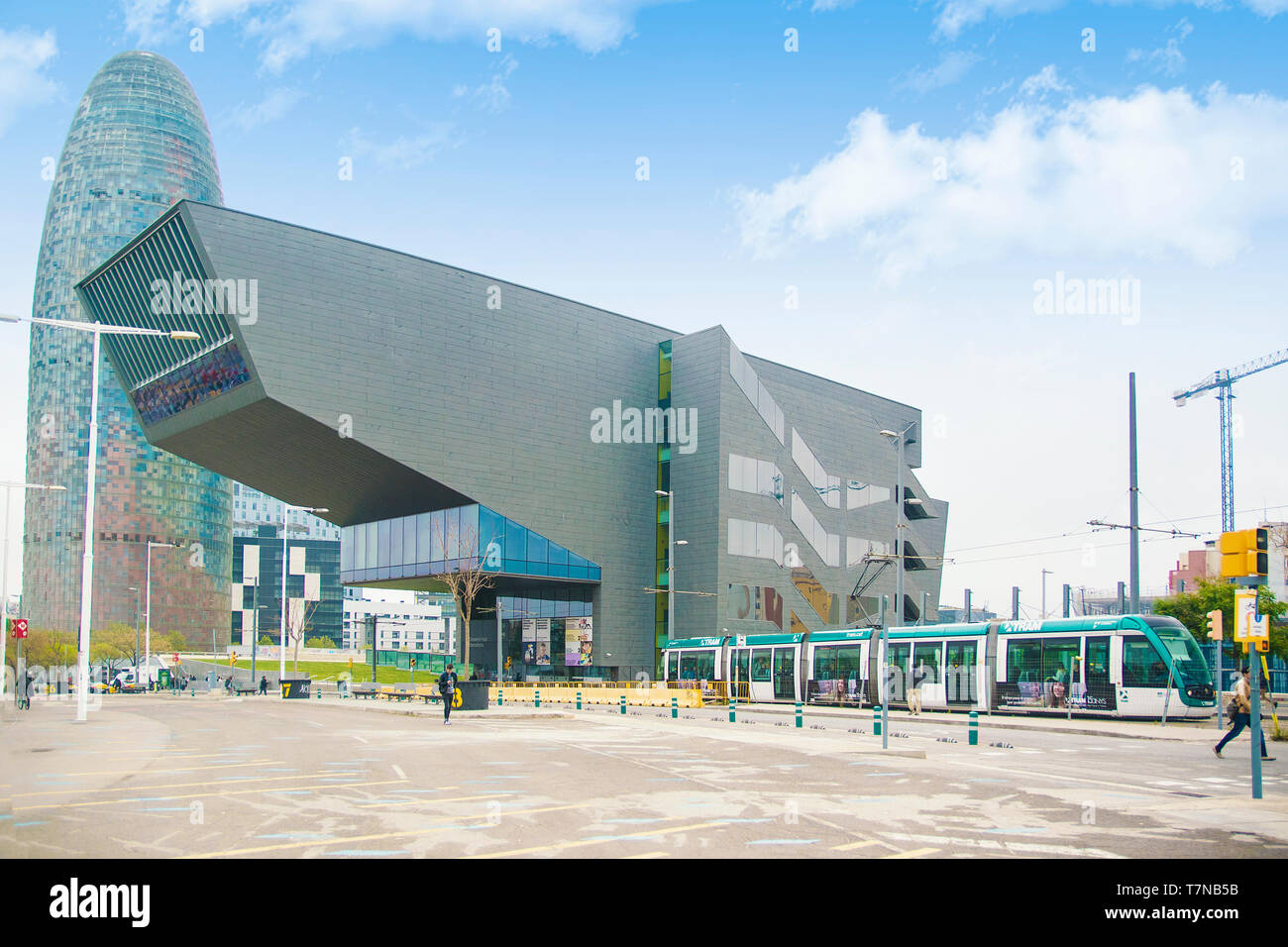 Barcellona, 8 maggio: Barcelona Plaza de les Glories quadrato con il Design Museum e il Tram il 8 maggio 2019 a Barcellona Foto Stock