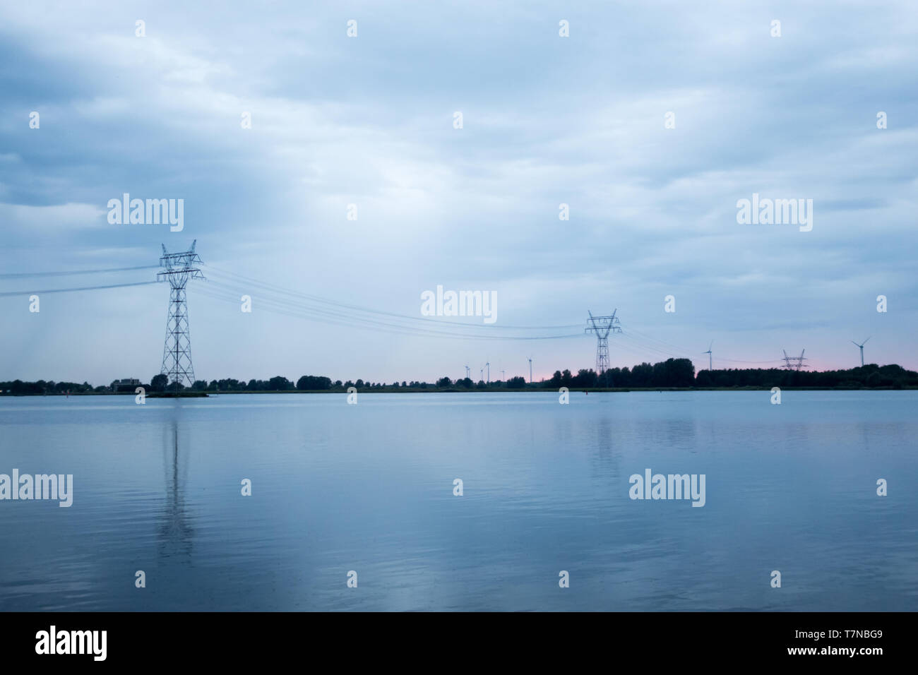 Ancora il lago di acqua calma sera gli alberi su orizzonte Foto Stock