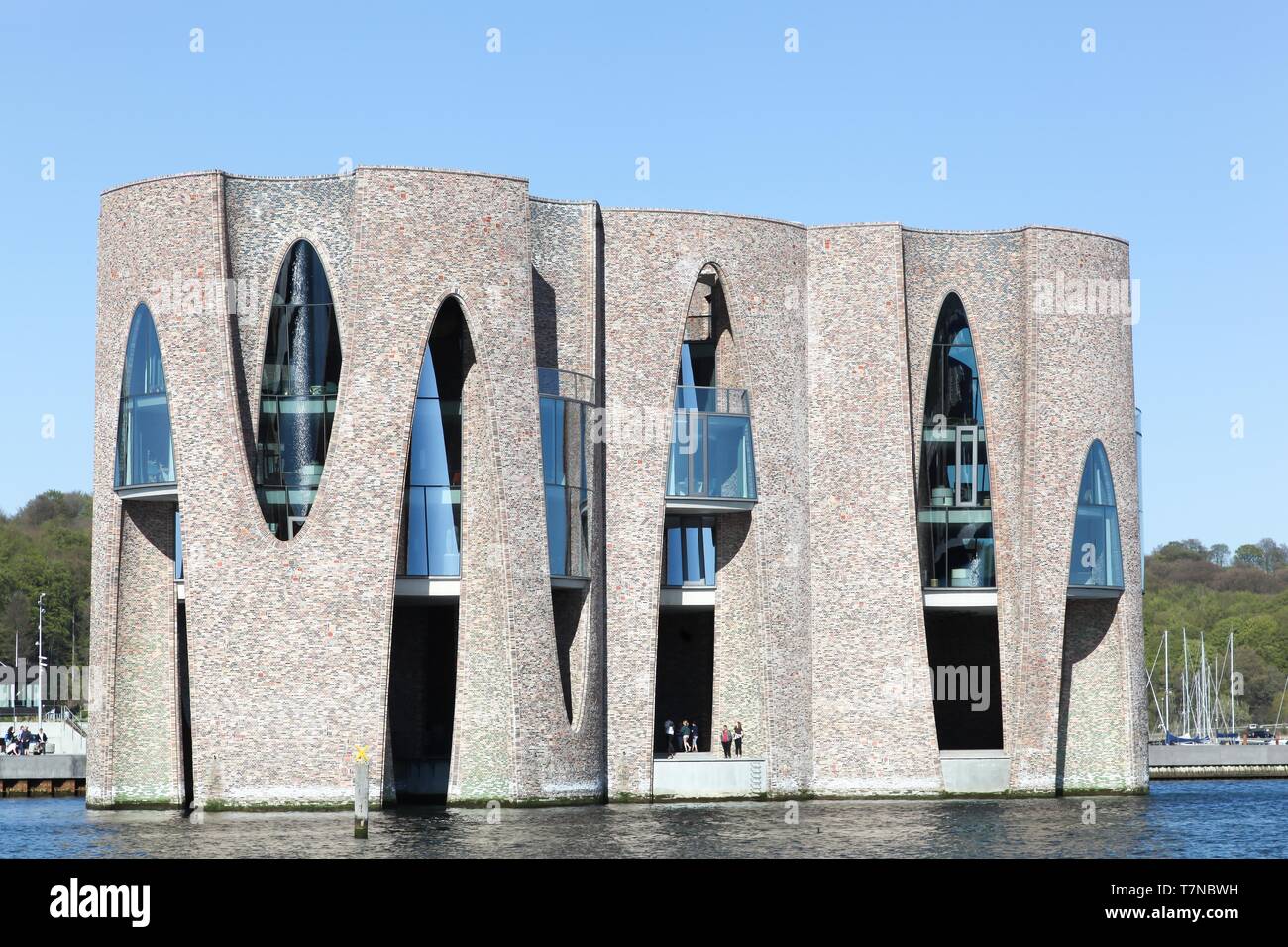 Vejle, Danimarca - 21 Aprile 2019: Fjordenhus è Vejle è di nuovo iconico Edificio dal lungomare dei citys Foto Stock