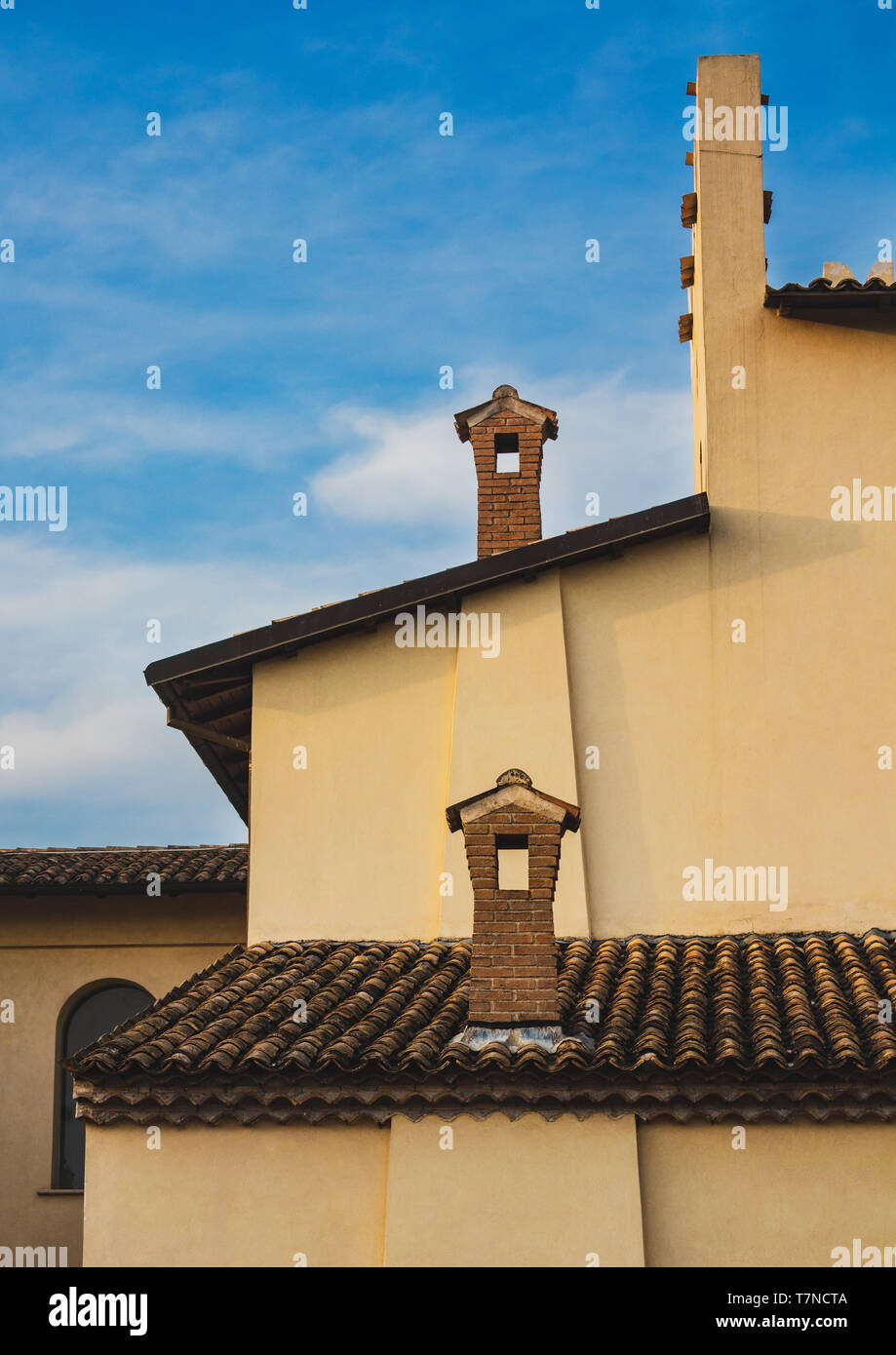 Basso angolo vista della facciata della casa vecchia architettura design fashione, camino e tetto tegola Foto Stock