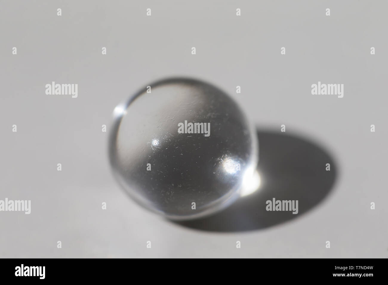 Palla rotonda di jelly aribiza grigio su sfondo grigio Foto Stock