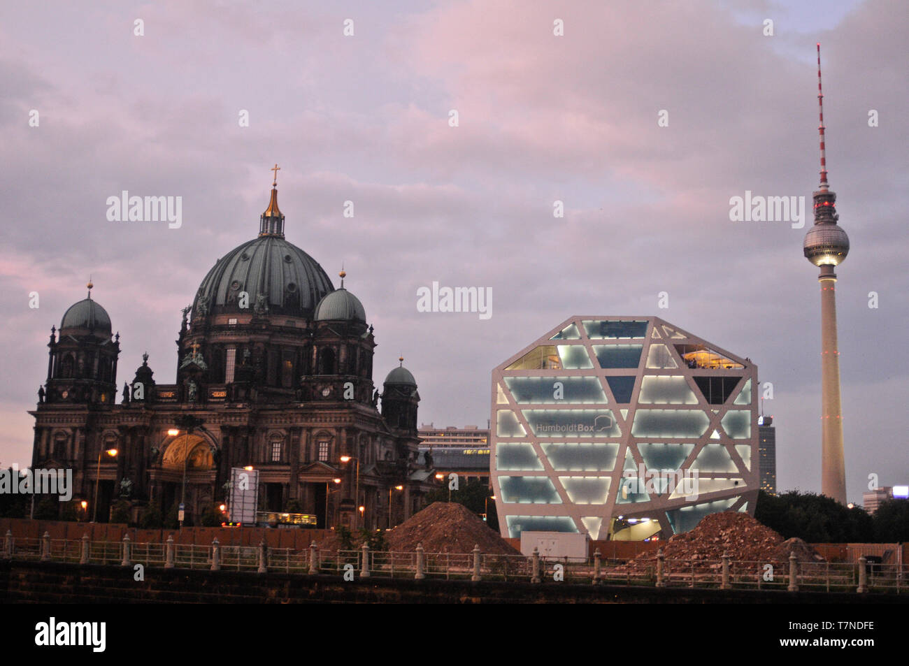 Skyline di Berlino al crepuscolo, con foto della Cattedrale di Berlino, Humboldt Box e Fernsehturm (Torre della TV); Germania Foto Stock