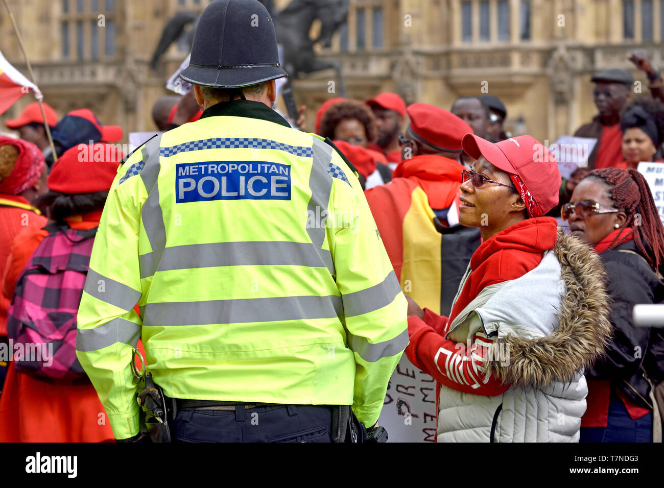 Londra, Inghilterra, Regno Unito. La polizia interagenti con i dimostranti (contro il regime ugandese) in Westminster, Maggio 2019 Foto Stock