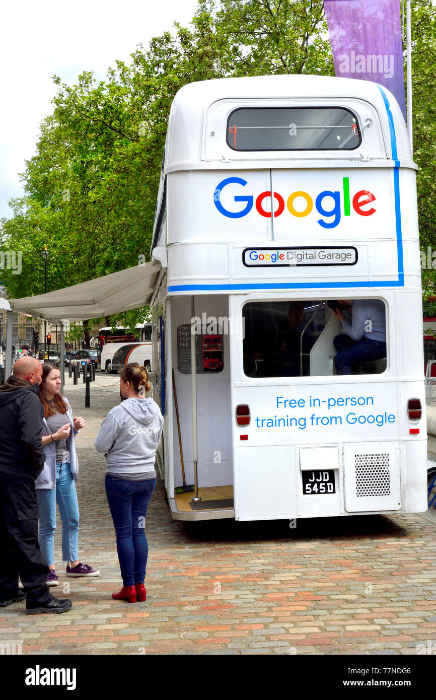 Londra, Inghilterra, Regno Unito. Google Digital Garage parcheggiata fuori il QE2 Centro in Westminster, offrendo gratuitamente il training personale a passanti Foto Stock