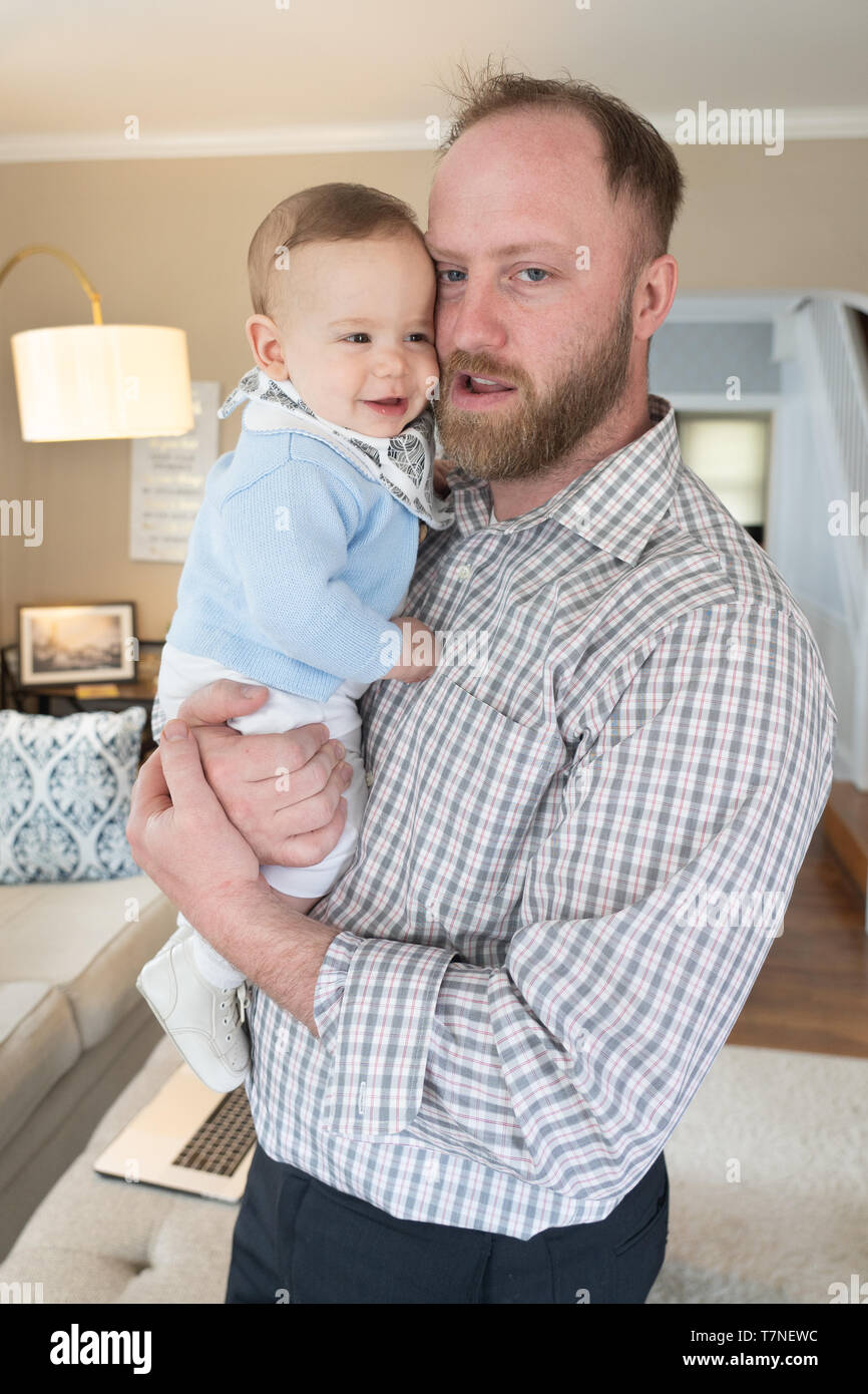 Padre tiene il suo bambino (6 mesi di età) nella sua casa nel nord di Philadelphia Foto Stock