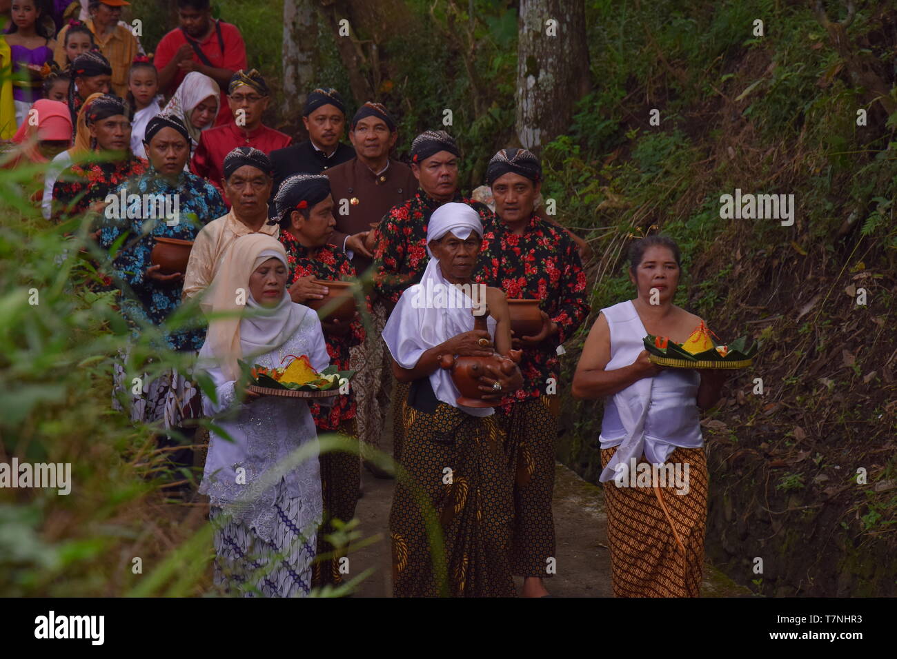 "Bojong Banyu', villaggio indonesiano tradizioni benvenuti il mese di digiuno, sciacquare con acqua da un villaggio molla che mai si asciuga Foto Stock