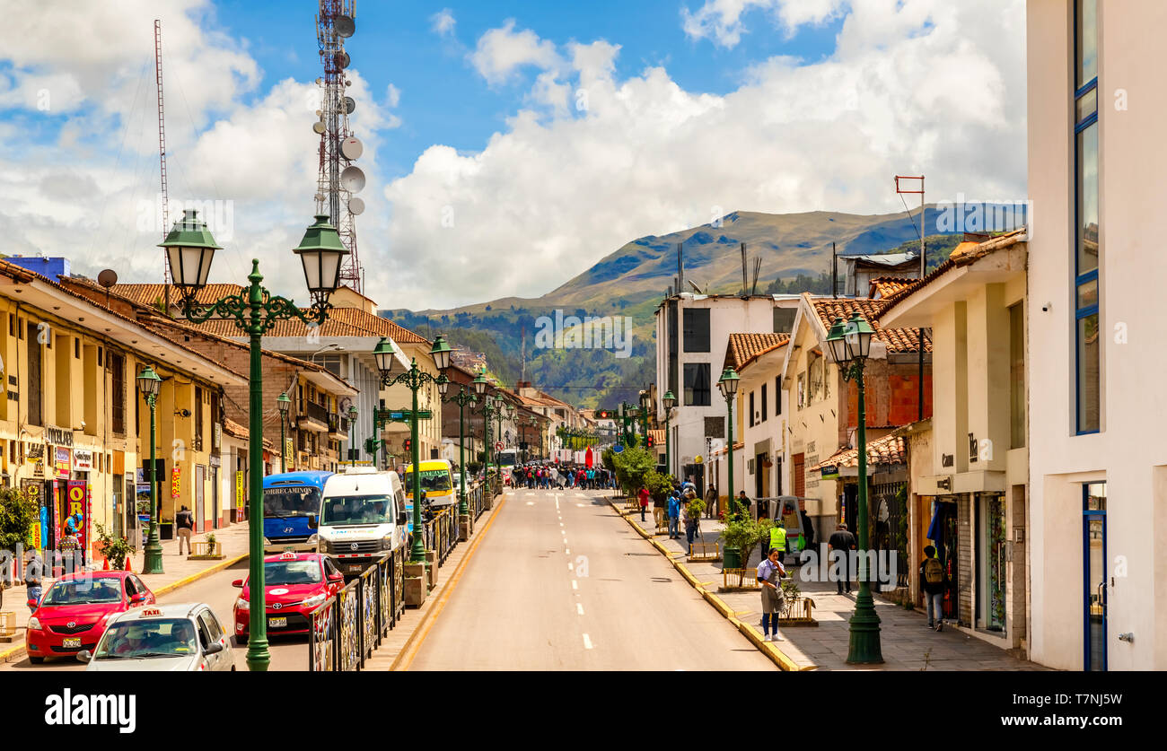 Cusco, Perù - Aprile 3, 2019: vista panoramica sulla strada principale denominata Av el Sol in Cusco, Perù. Foto Stock