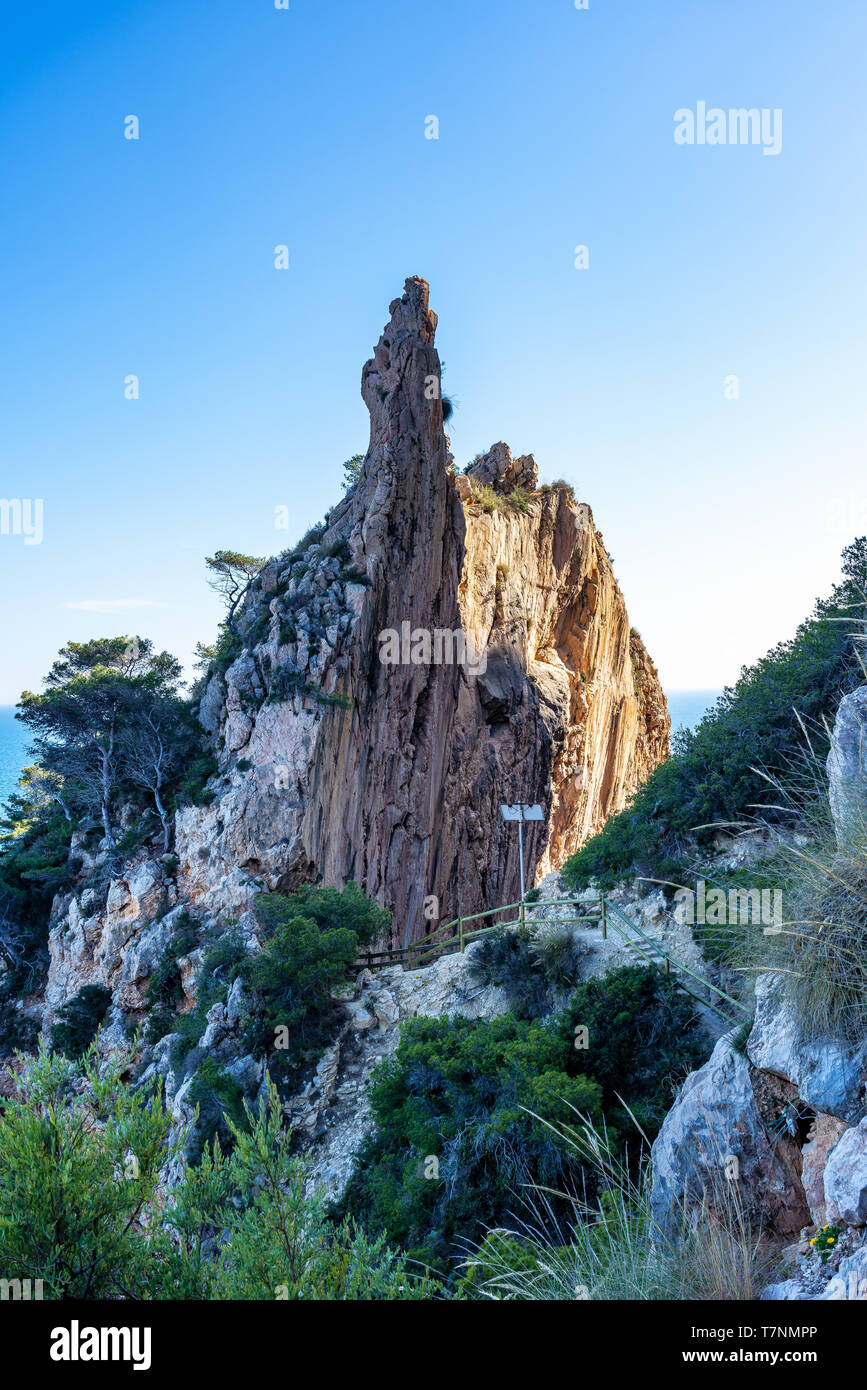 Bellissima costa rocciosa in Moraira Costa Blanca, Spagna Foto Stock