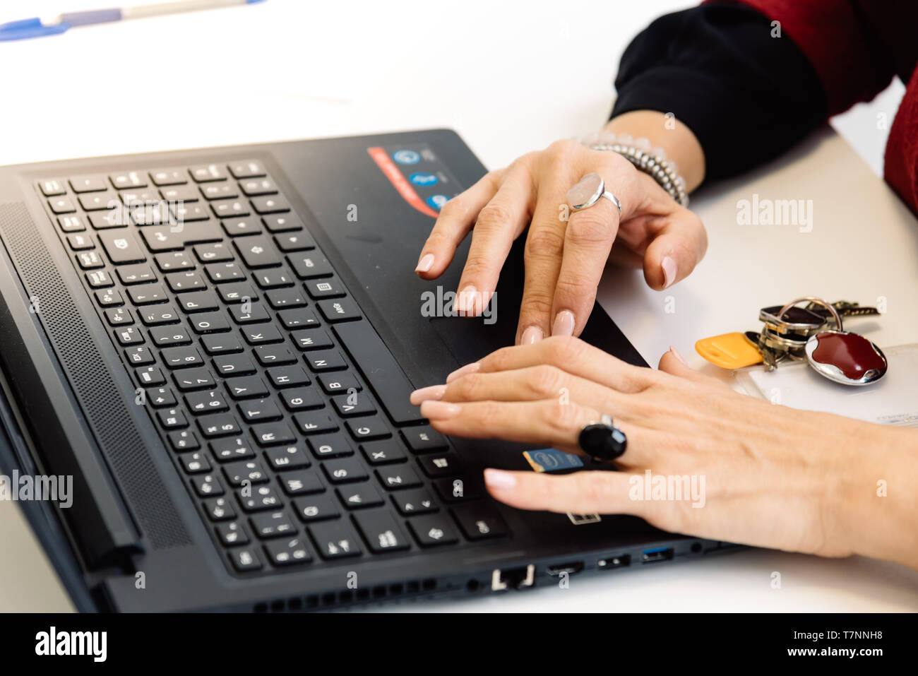 Donna che lavorano in ufficio. Le mani sulla tastiera vicino fino Foto Stock