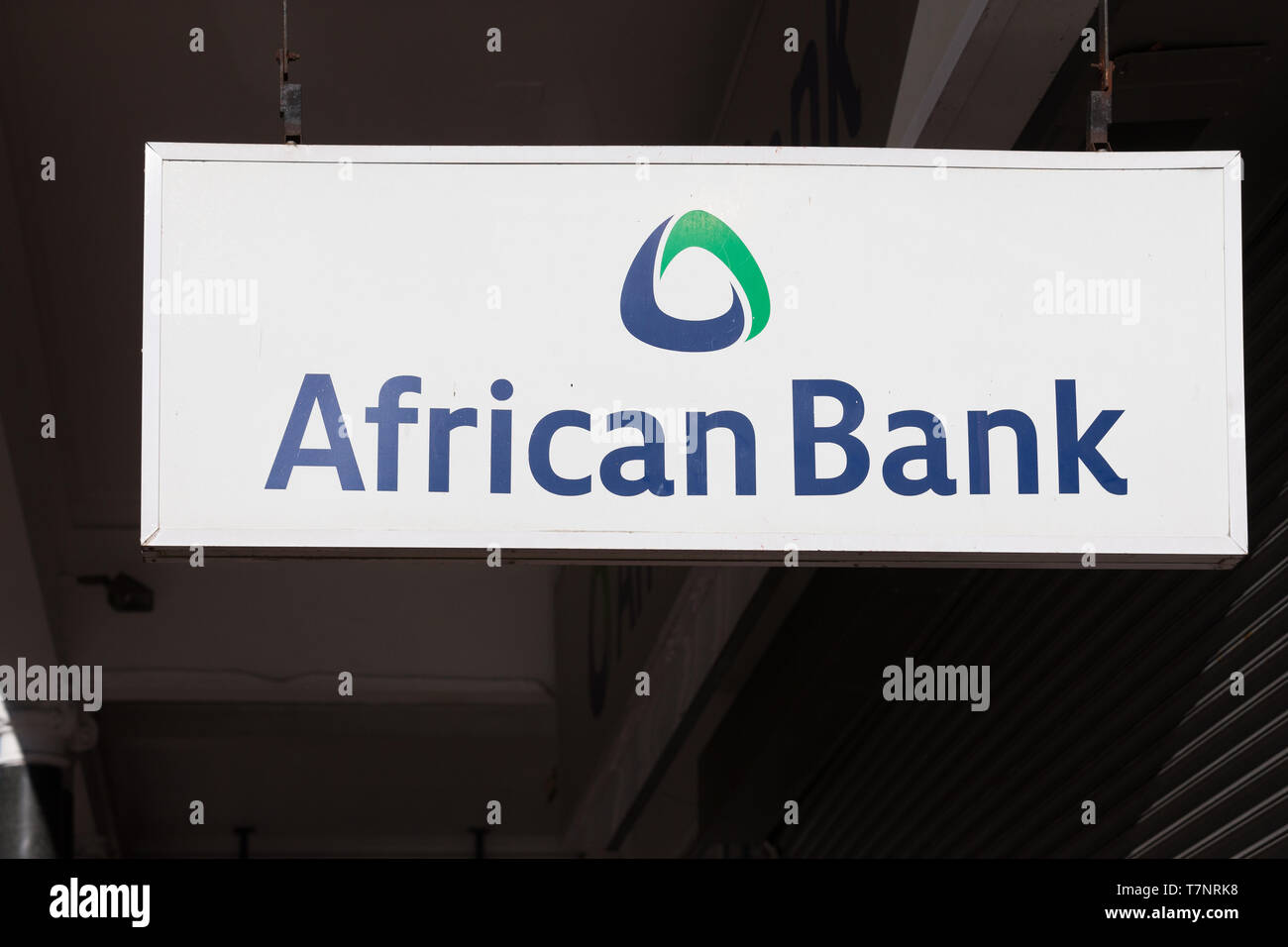 Banca africana segno che pendono da un soffitto al di fuori di un edificio nel centro della città di Cape Town, Sud Africa concetto banking in Africa Foto Stock