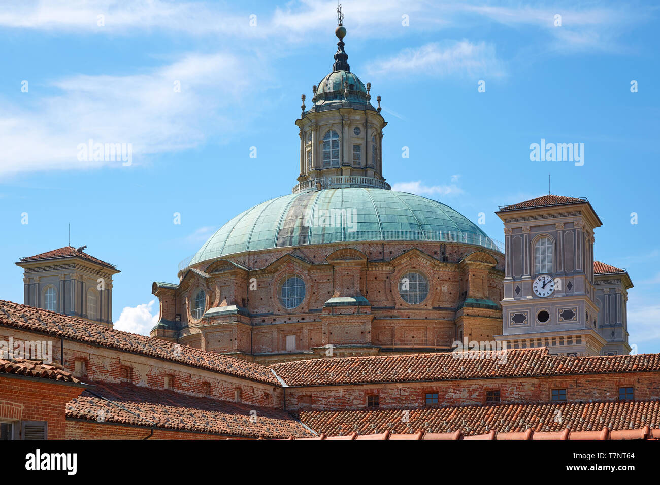 Santuario di Vicoforte chiesa duomo e sui tetti di Firenze in una soleggiata giornata estiva in Piemonte, Italia Foto Stock