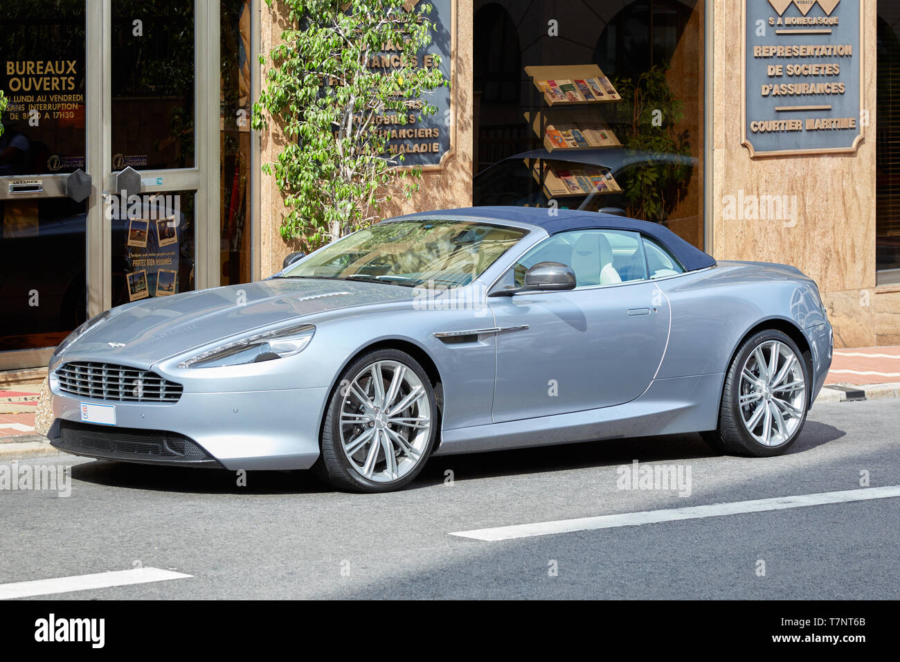 MONTE CARLO, Monaco - Agosto 19, 2016: Aston Martin grigio auto di lusso in in una soleggiata giornata estiva in Monte Carlo, Monaco. Foto Stock