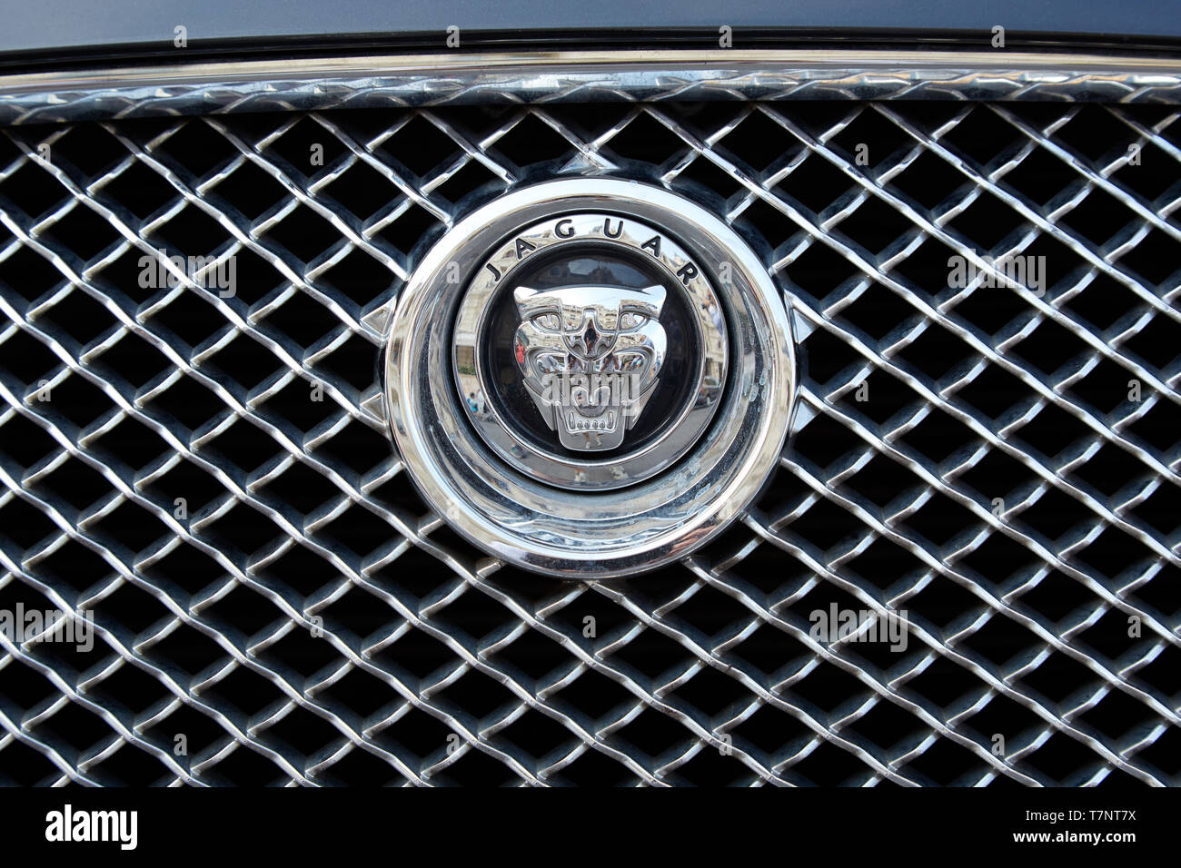 MONTE CARLO, Monaco - Agosto 19, 2016: Jaguar auto di lusso logo argento in un giorno di estate in Monte Carlo, Monaco. Foto Stock