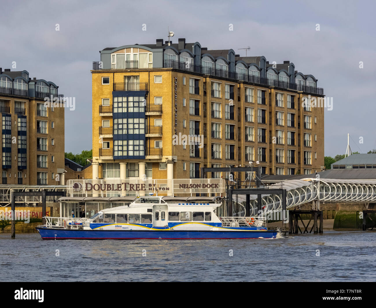 LONDRA, Regno Unito - 04 LUGLIO 2018: Autobus Thames Clipper River di fronte al DoubleTree by Hilton Hotel sul Docklands Riverside Foto Stock