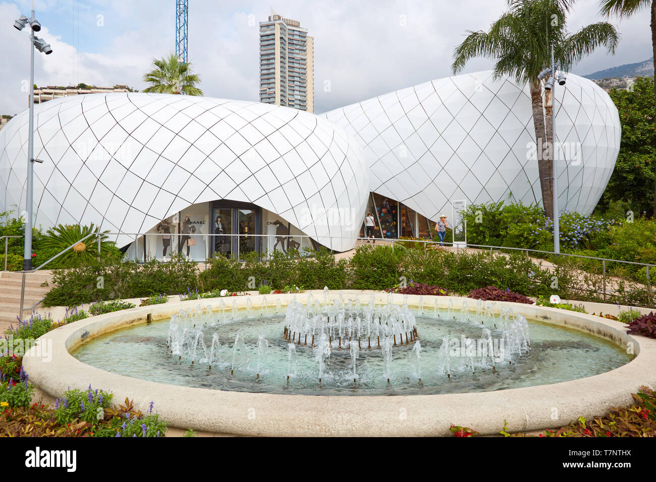 MONTE CARLO, Monaco - Agosto 20, 2016: Pavillons Monte Carlo area dello shopping con fontana in un giorno di estate in Monte Carlo, Monaco. Foto Stock