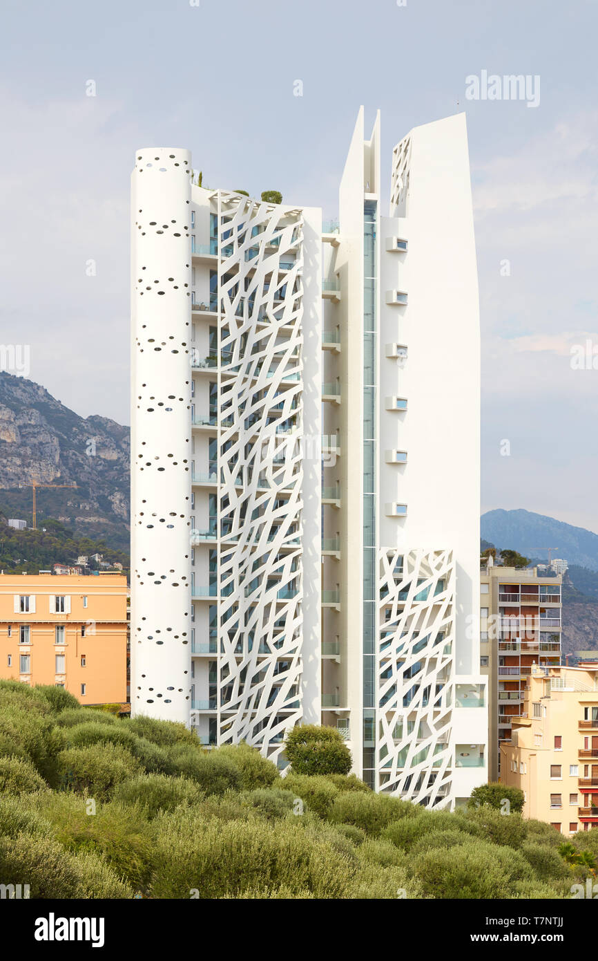 MONTE CARLO, Monaco - Agosto 20, 2016: famoso grattacielo Le Simona edificio progettato da Jean-Pierre Lott in un giorno di estate in Monte Carlo, Monaco. Foto Stock