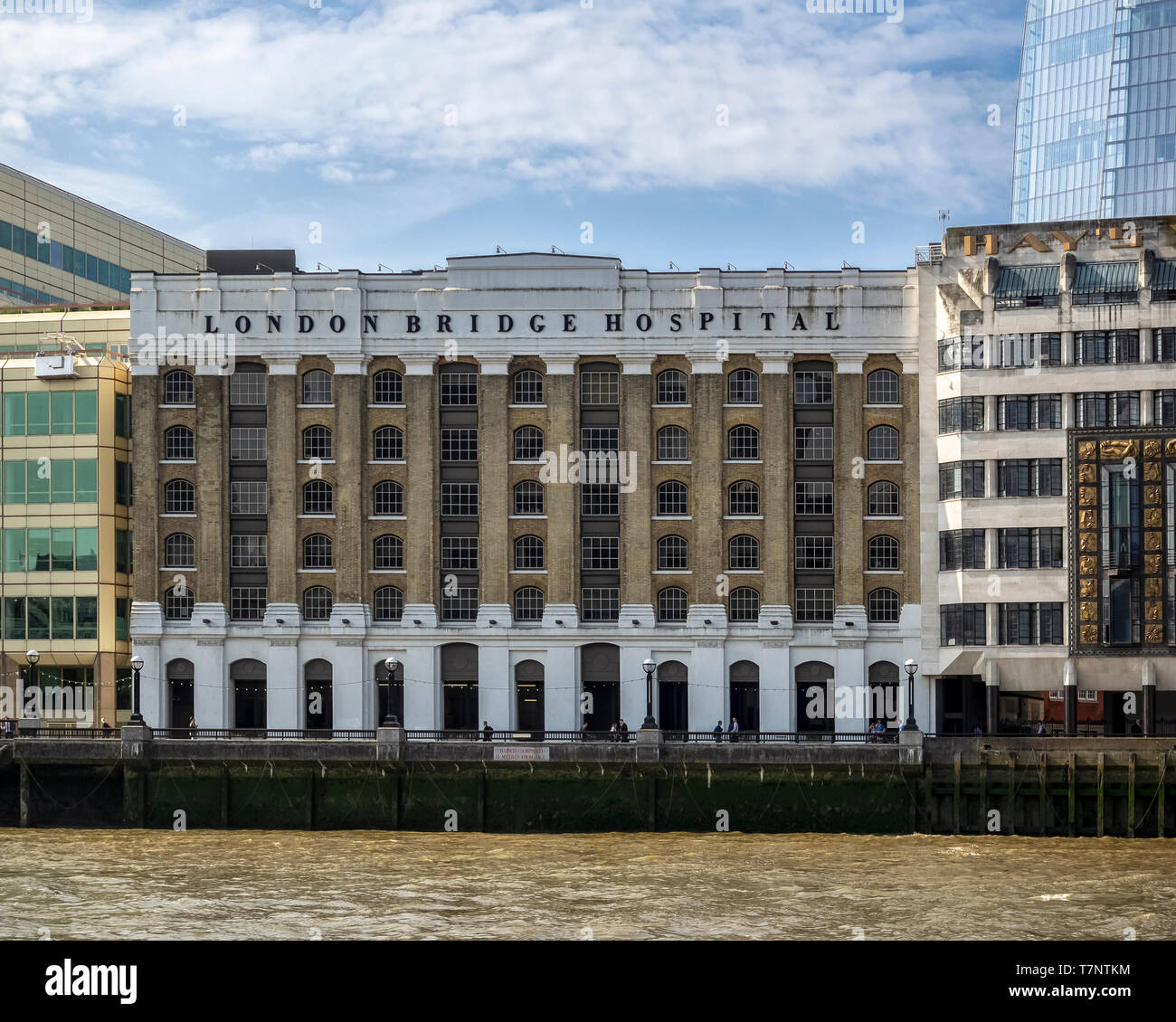 LONDRA, Regno Unito - 04 LUGLIO 2018: London Bridge Hospital Building visto dal Tamigi con cartello Foto Stock