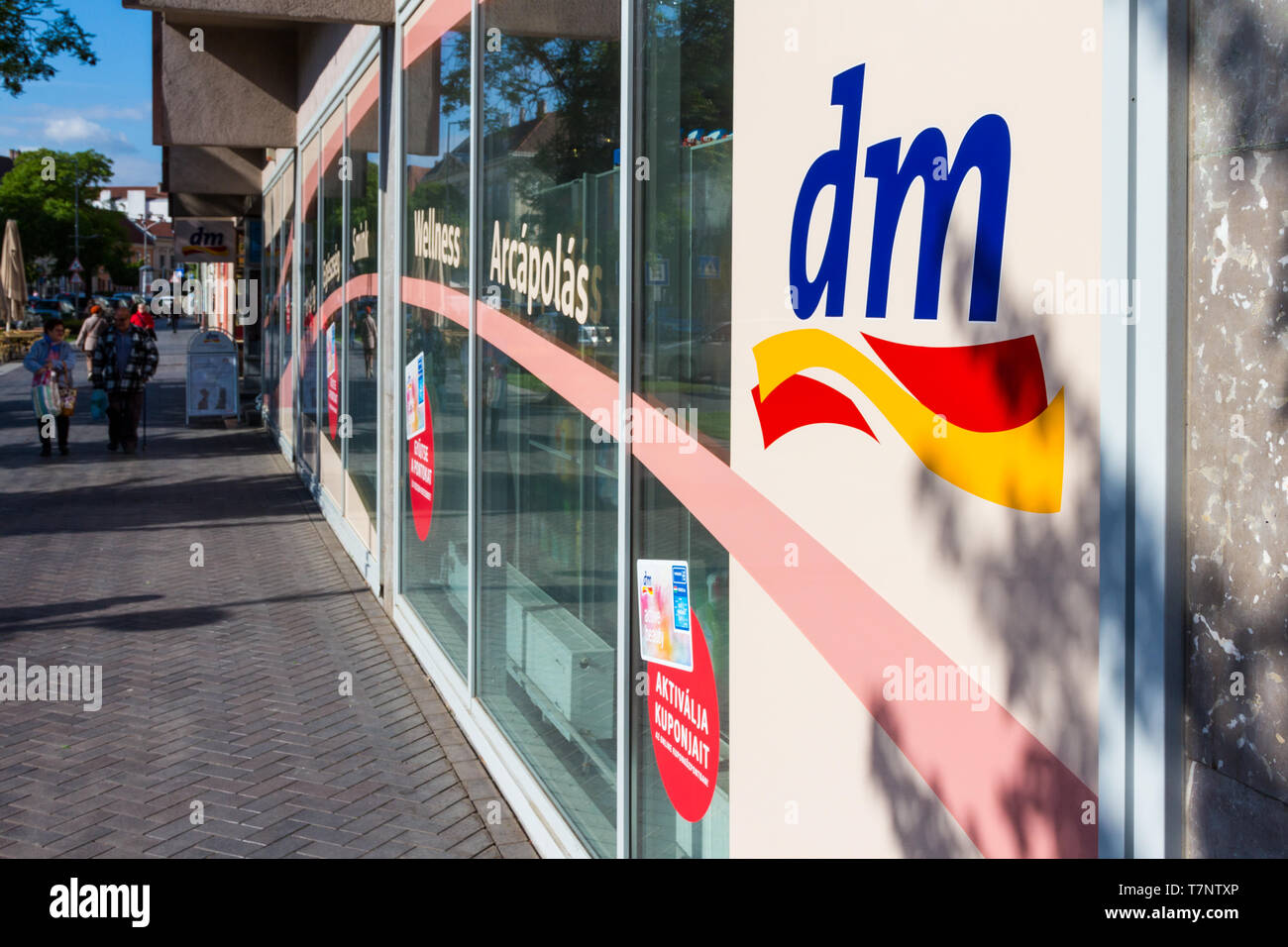 DM shop portale anteriore a Sopron, Ungheria con intrusi Foto Stock