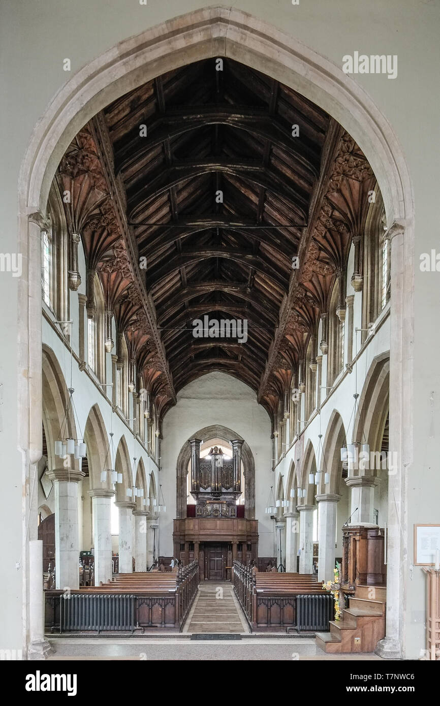 La chiesa di San Michele in Framlingham, Suffolk, con vetrate da Edward Schröder prima Foto Stock